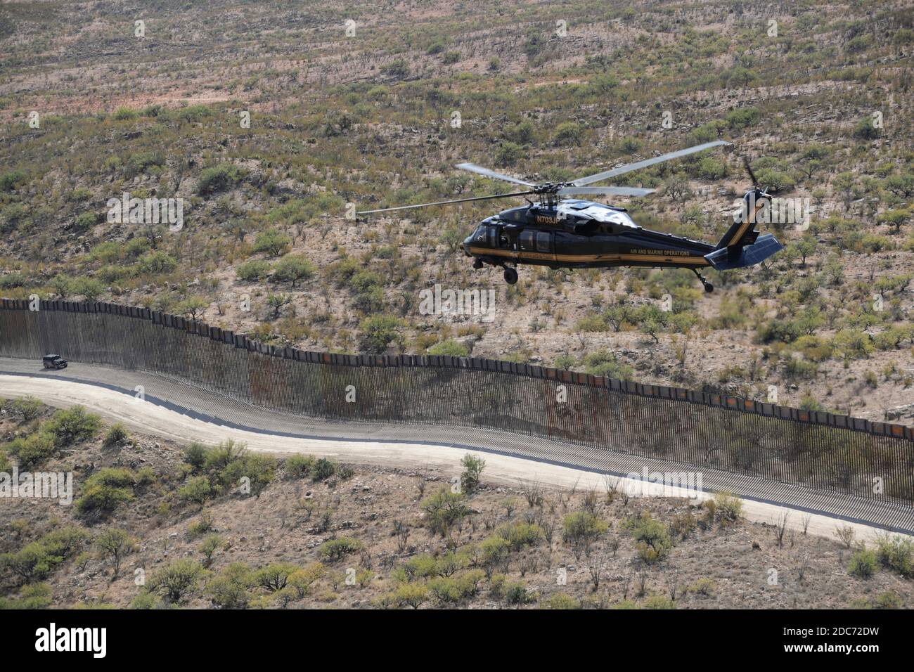 Dipartimento degli Stati Uniti della sicurezza interna Vicesegretario Ken Cuccinelli tours una sezione di recente costruzione del muro di Trump in elicottero nel settore Tucson 2 novembre 2020 vicino Tucson, Arizona. Foto Stock