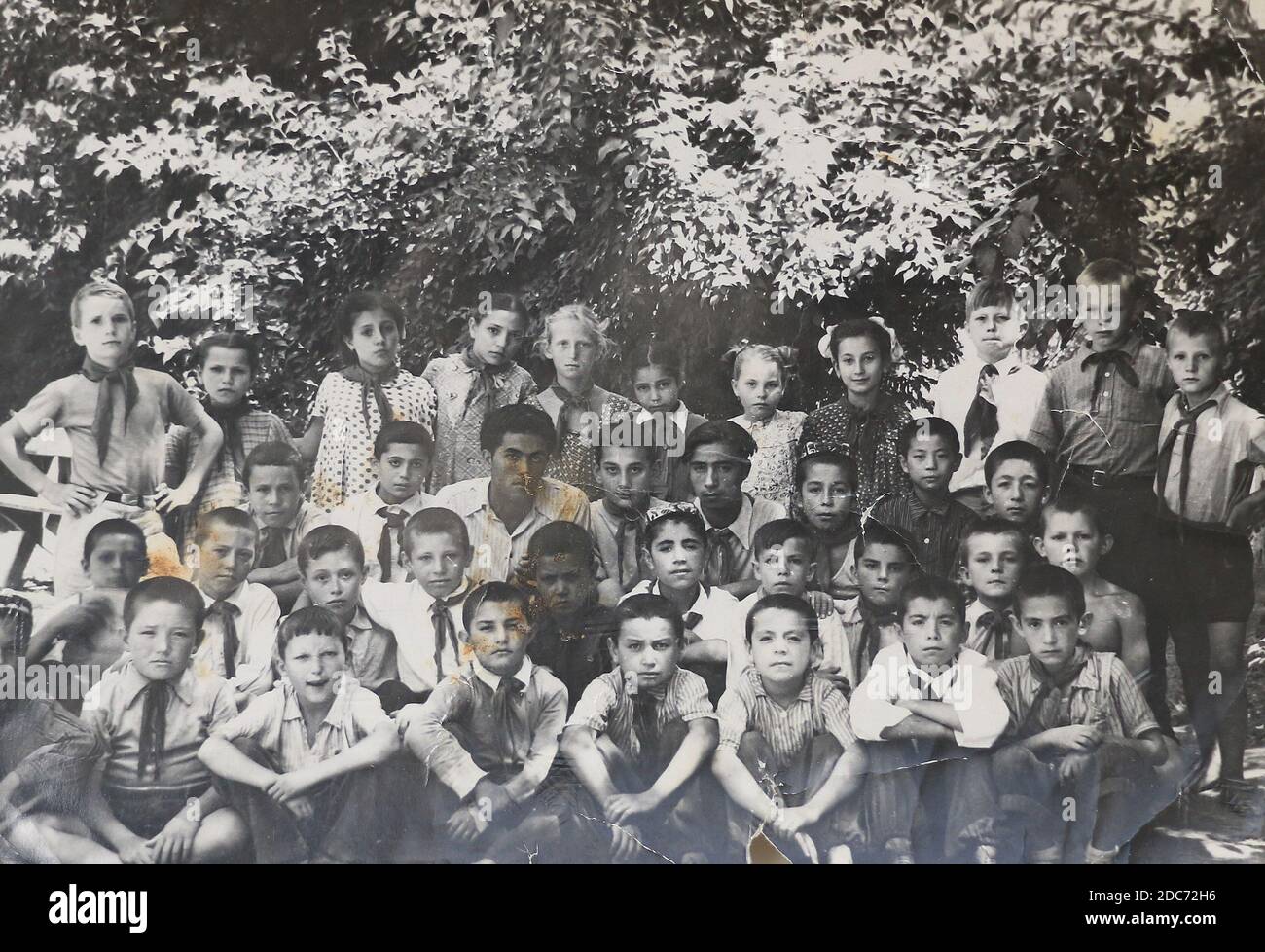 Un gruppo di bambini pionieri in un campo estivo nell'Unione Sovietica negli anni '80. Foto Stock