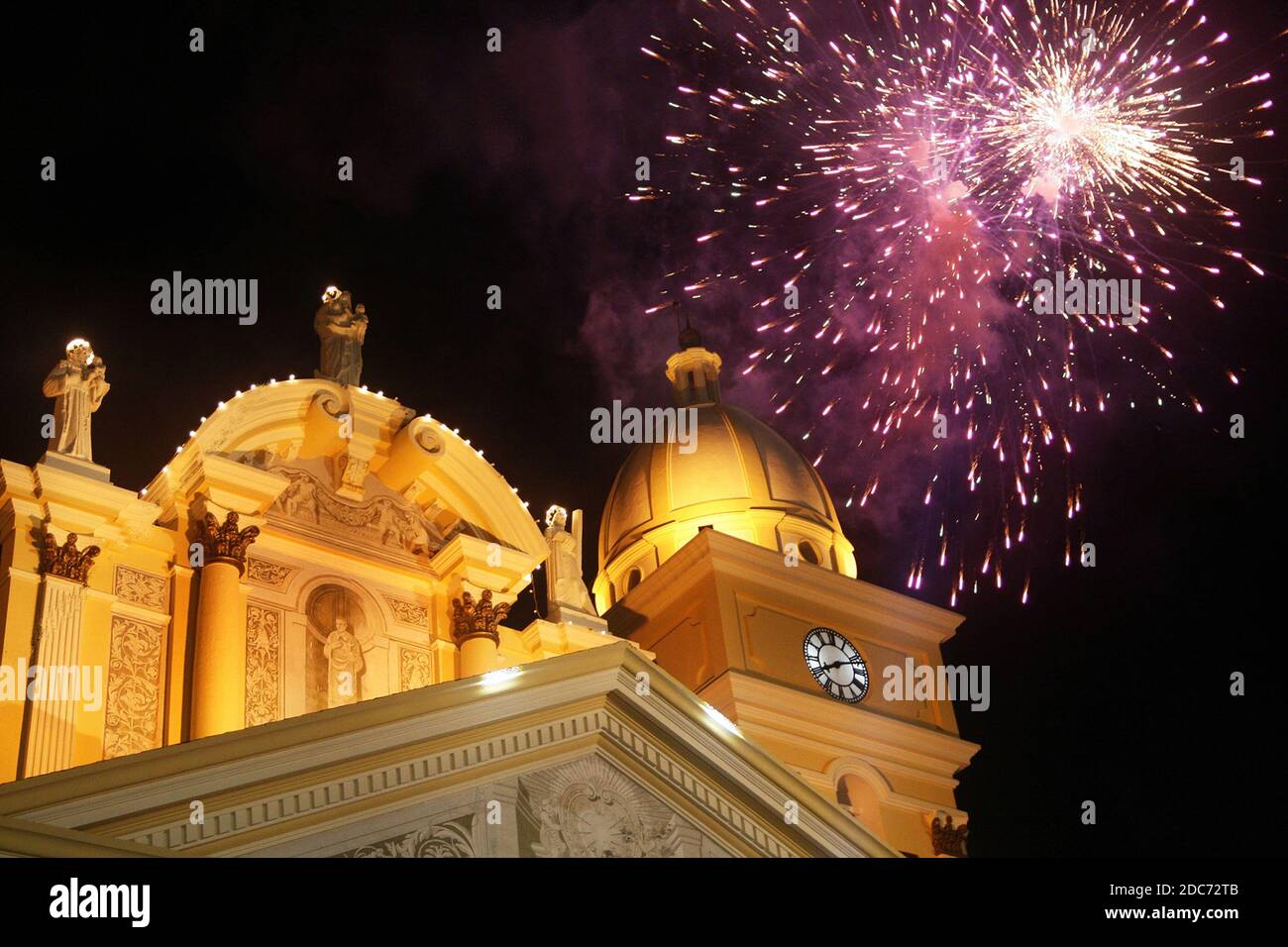 Maracaibo, Venezuela. 18 Nov 2020. I venezuelani celebrano oggi, mercoledì 18 novembre 2020, il giorno della Vergine di Chiquinquirá a Maracaibo, Venezuela. Molti celebrati praticamente dalle loro case, non nella Plazoleta de la Basilica de Nuestra Señora de Chiquinquirá, a Maracaibo, come è consuetudine negli anni precedenti, a causa della pandemia del coronavirus, tuttavia, i devoti potranno assistere alla messa del loro patrono attraverso una trasmissione in diretta attraverso le piattaforme. (Foto di Humberto Matheus/Sipa USA) Credit: Sipa USA/Alamy Live News Foto Stock