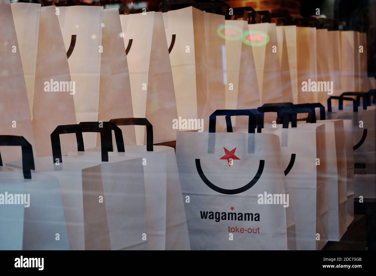 Il ristorante Wagamama dispone di sacchetti di carta da asportare, visualizzati nella finestra, in quanto la chiusura dell'Inghilterra consente di prendere le strade solo fino a quando le restrizioni non sono state revocate. Foto Stock