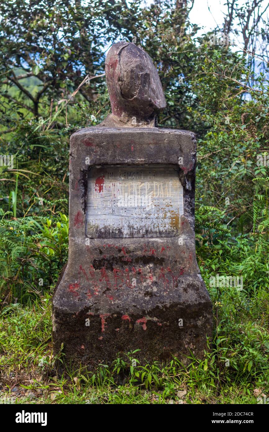 Marcatore commemorativo dedicato al Rev.do Vincent Dall che è stato ucciso in questo luogo a Sagada, Filippine Foto Stock