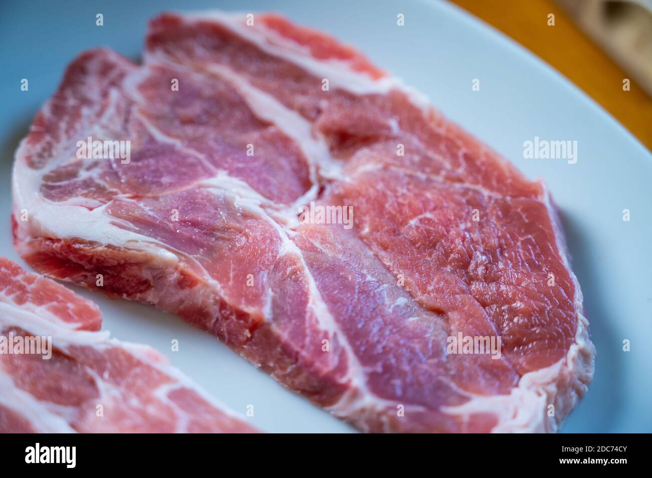 bistecche fresche al collo di maiale con bel grano di carne Foto Stock