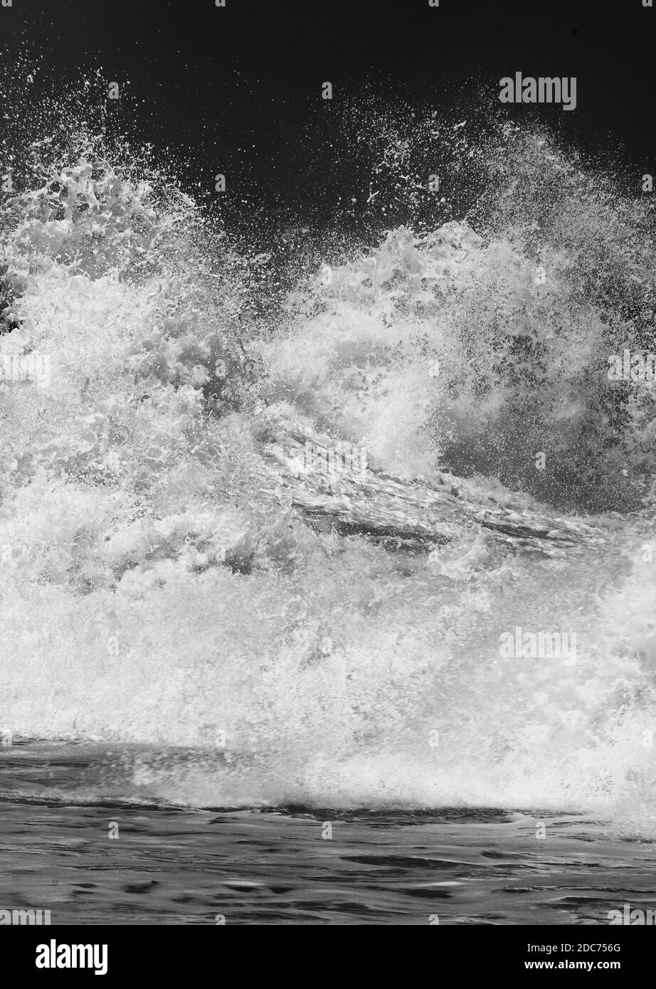 Onda oceano in bianco e nero Foto Stock