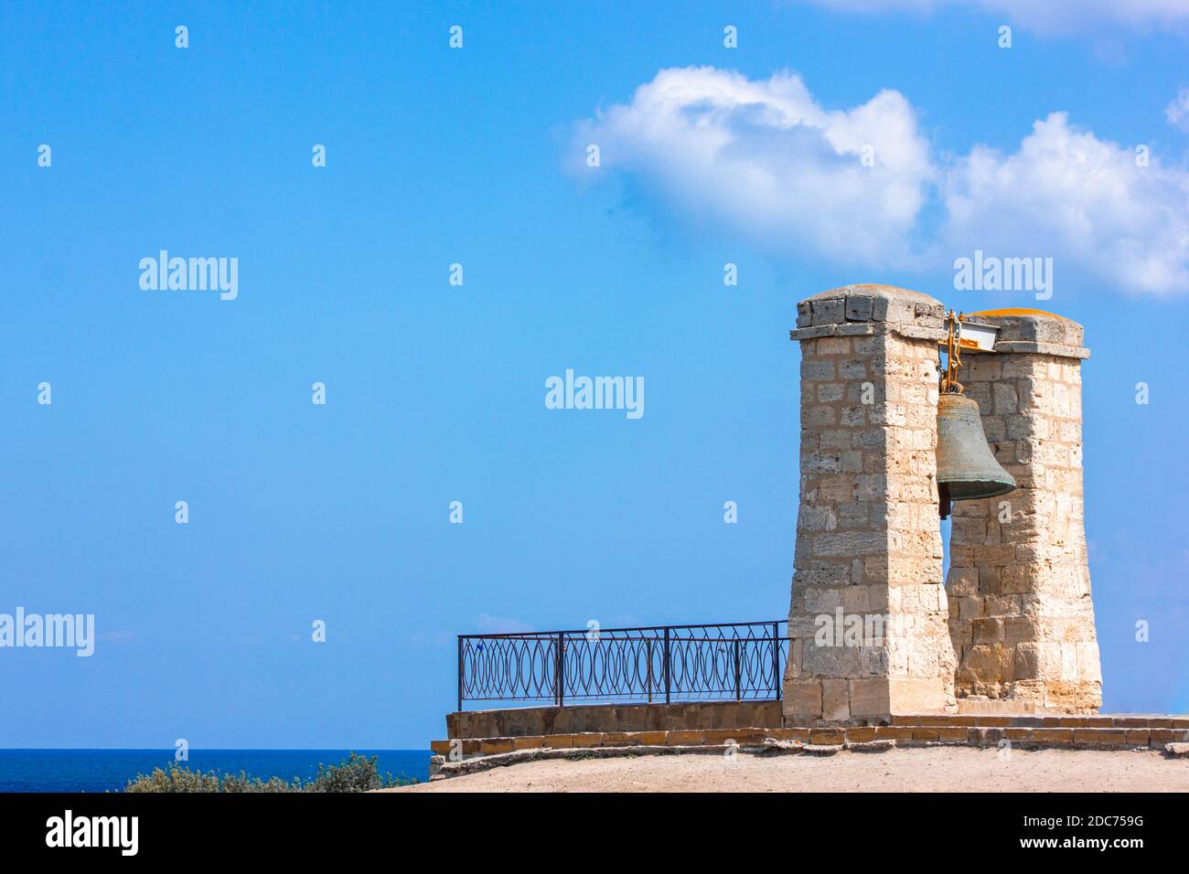 La campana di Chersonesos sorge sulla riva di Crimea sullo sfondo di un cielo blu in una giornata estiva di sole. Un monumento storico. Foto Stock