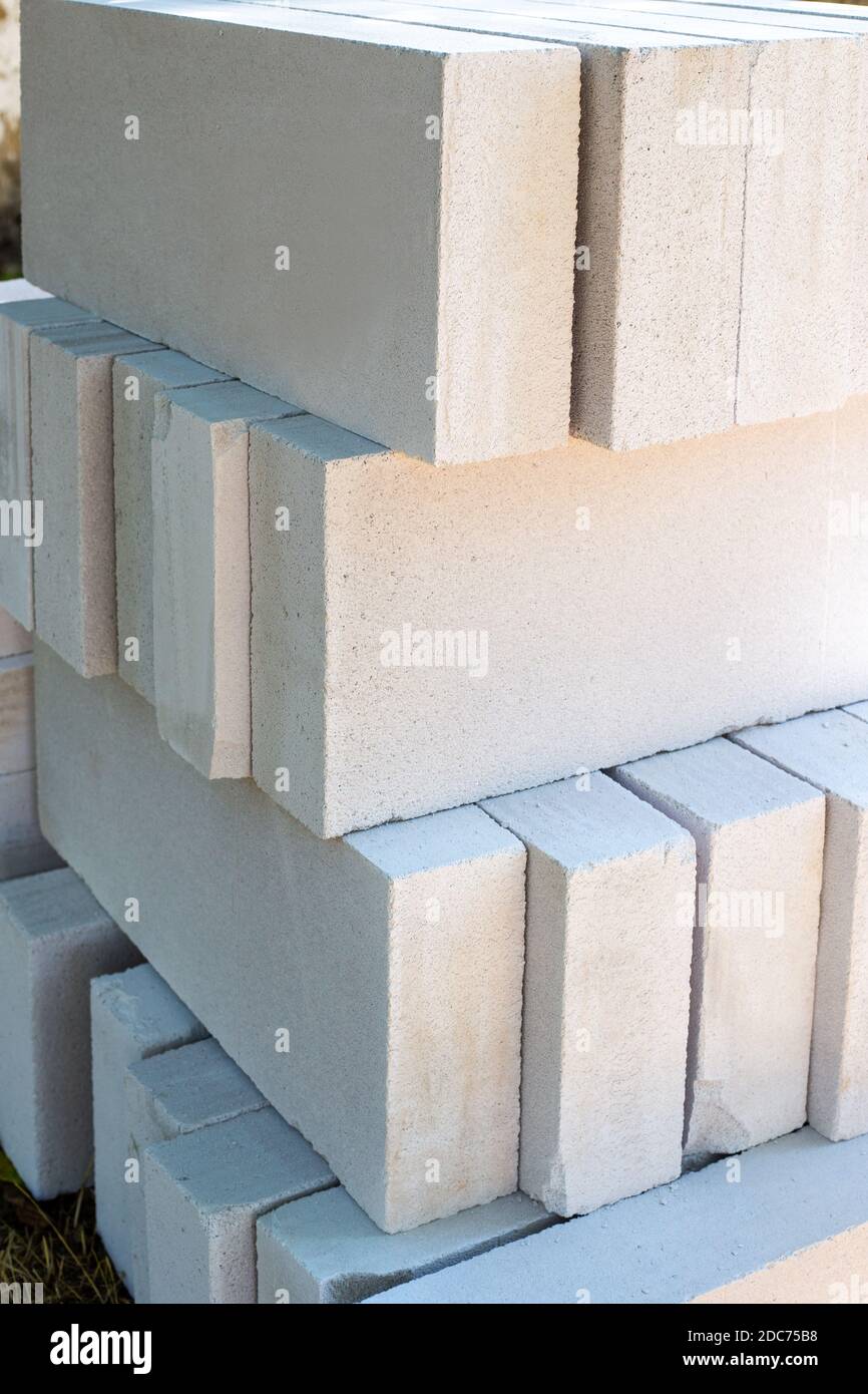 blocchi di calcestruzzo cellulare sono impilati uno sull'altro. Materiale  da costruzione per edifici. Mattoni bianchi grandi Foto stock - Alamy