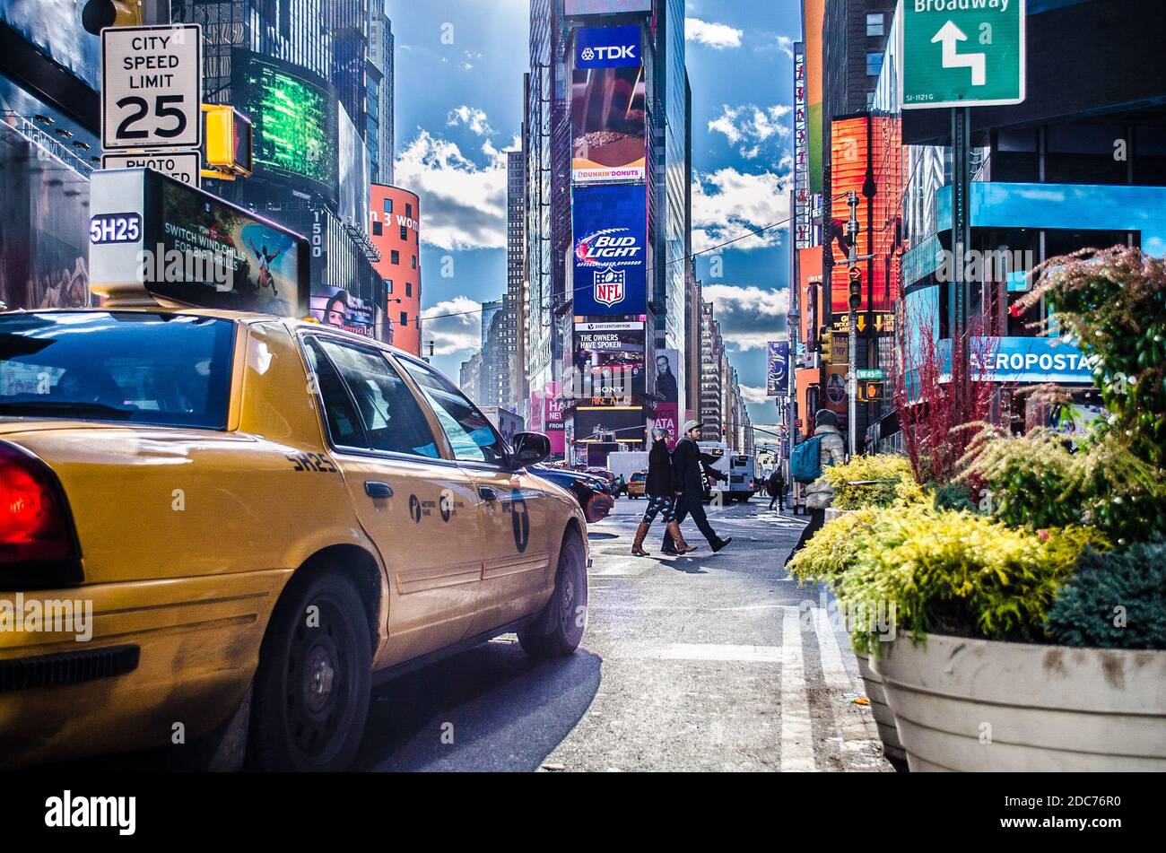 Vista di Manhattan Times Square dietro un taxi giallo. Splendido quartiere pieno di schermi LED e pubblicità. New York City, Stati Uniti Foto Stock