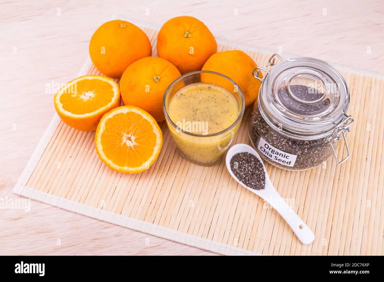 Semi di Chia con succo d'arancia fresco, bevande superfood antiossidanti sane e nutrienti Foto Stock
