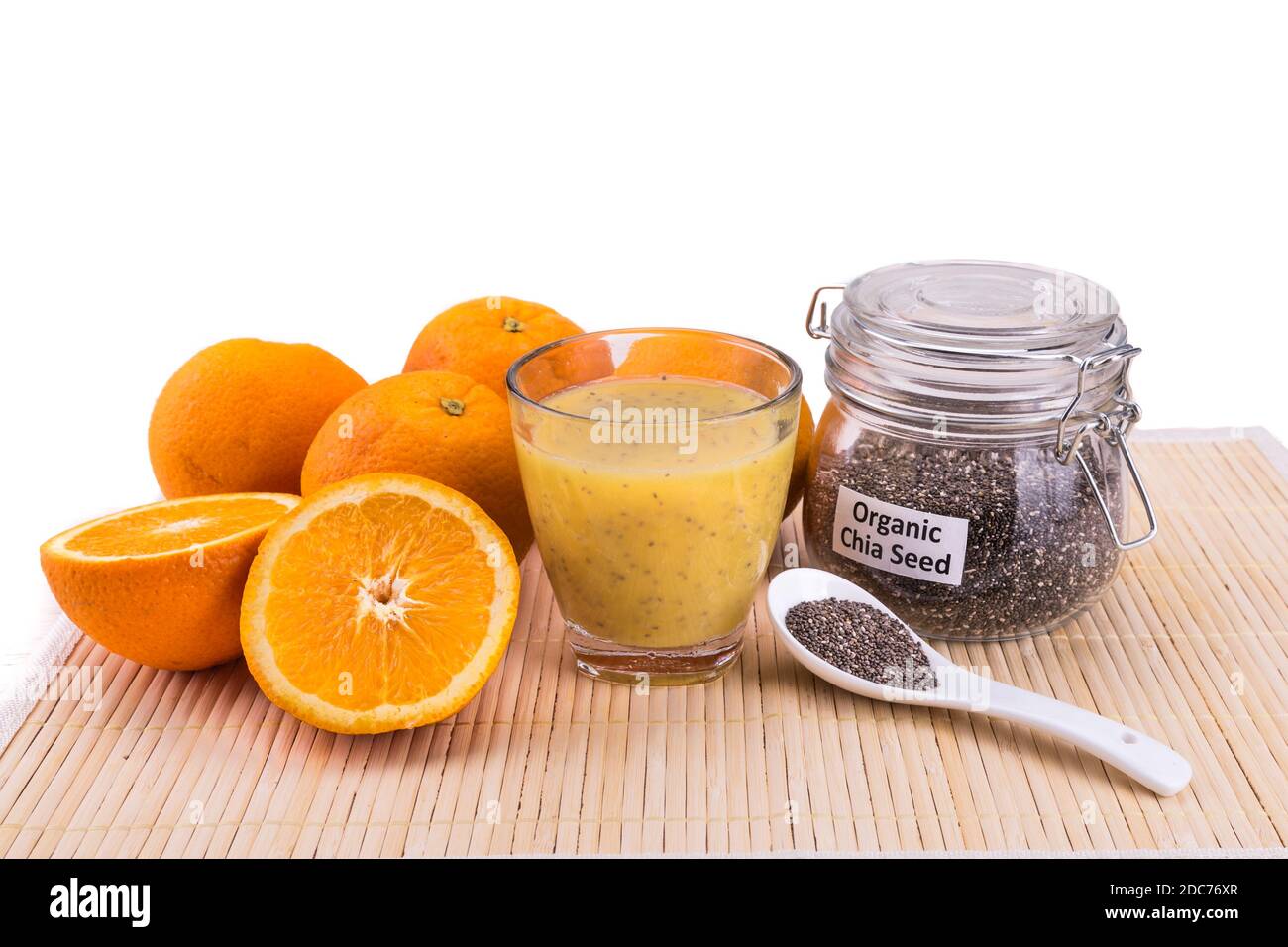 Semi di Chia con succo d'arancia fresco, bevande superfood antiossidanti sane e nutrienti Foto Stock