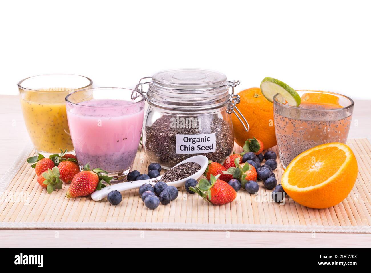 Semi di Chia con succo di frutta fresca, sano nutriente anti-ossidante superfood bevande Foto Stock