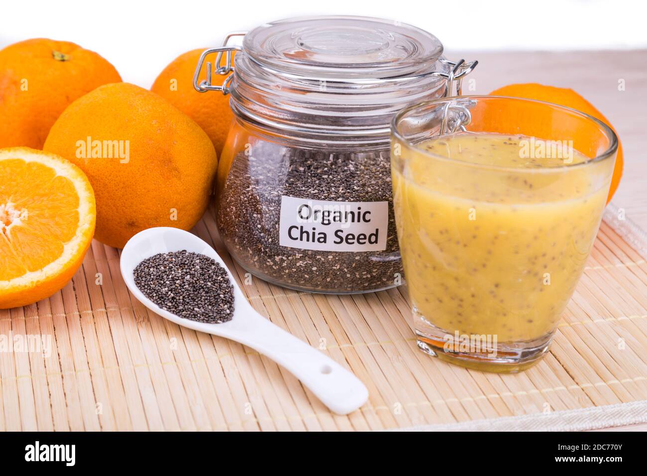 Semi di Chia con succo d'arancia fresco, bevande superfood antiossidanti sane e nutrienti Foto Stock