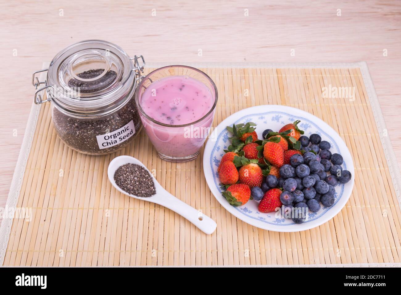 Semi di Chia con succo di frutti di bosco freschi, sano nutriente anti-ossidante superfood bevande Foto Stock