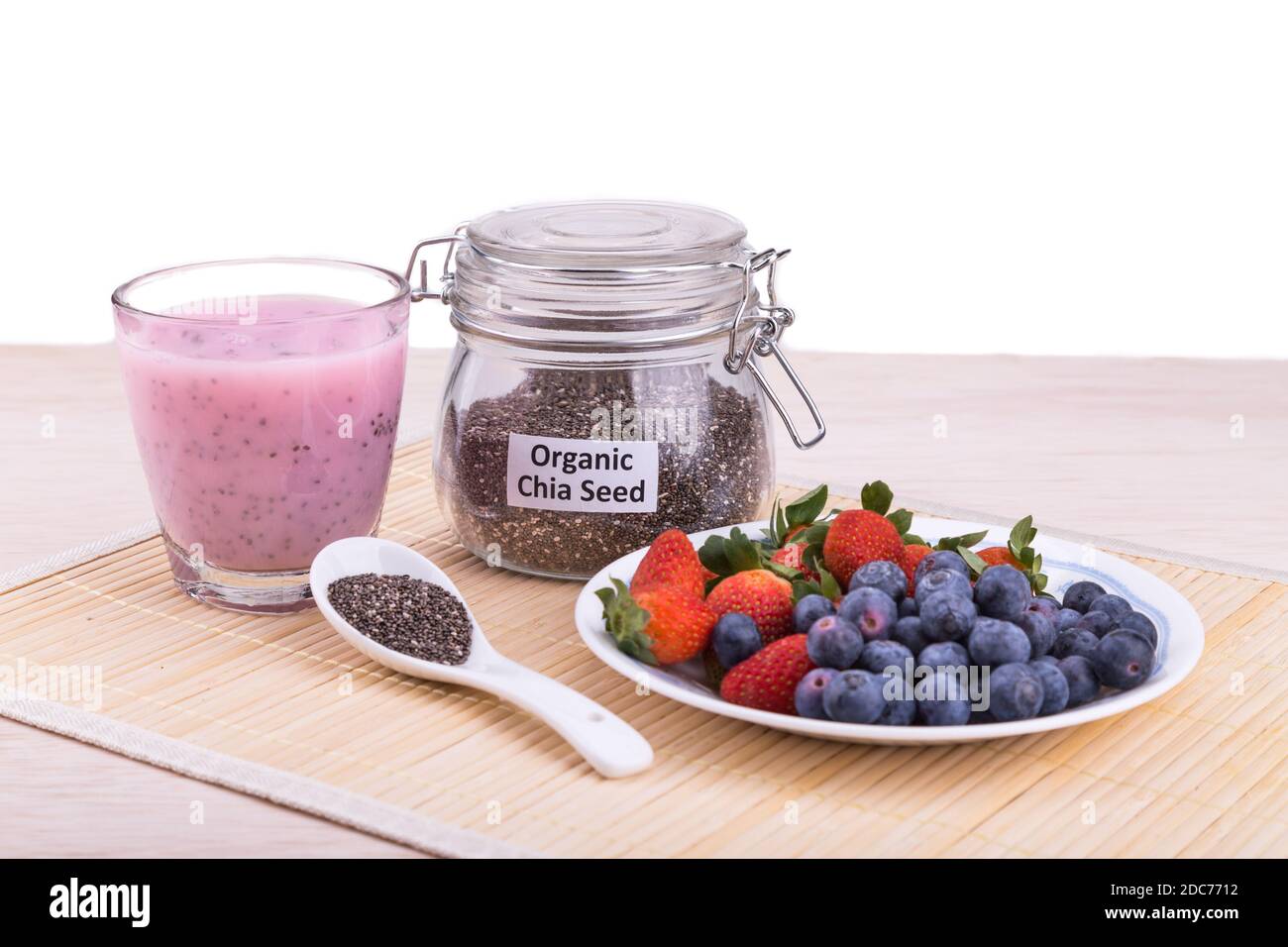 Semi di Chia con succo di frutti di bosco freschi, sano nutriente anti-ossidante superfood bevande Foto Stock