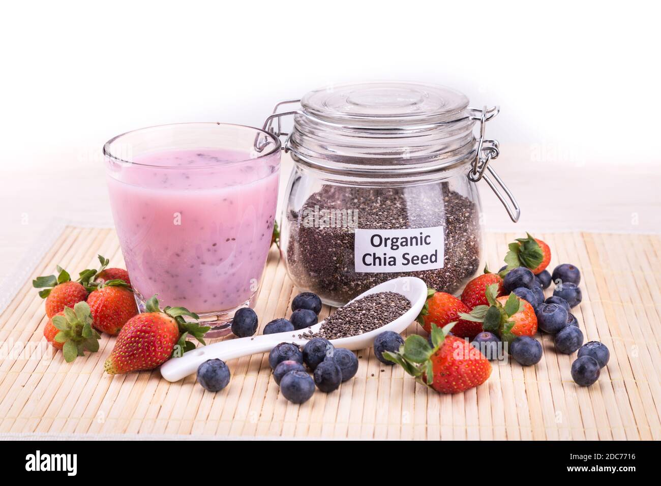 Semi di Chia con succo di frutti di bosco freschi, sano nutriente anti-ossidante superfood bevande Foto Stock