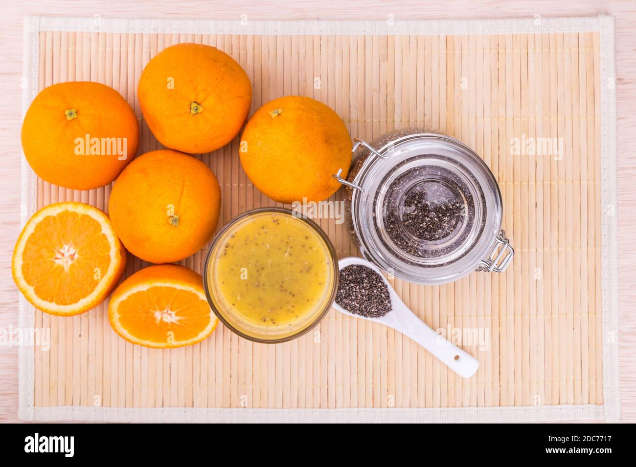 Semi di Chia con succo d'arancia fresco, bevande superfood antiossidanti sane e nutrienti Foto Stock
