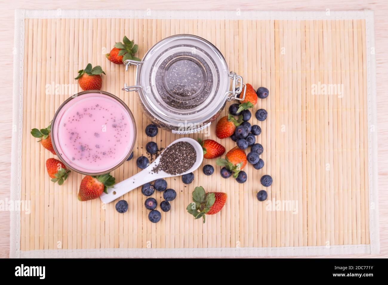 Semi di Chia con succo di frutti di bosco freschi, sano nutriente anti-ossidante superfood bevande Foto Stock