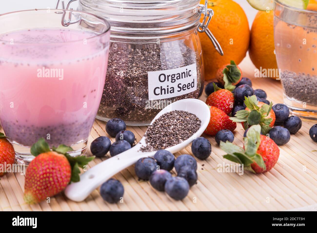 Semi di Chia con succo di frutta fresca, sano nutriente anti-ossidante superfood bevande Foto Stock