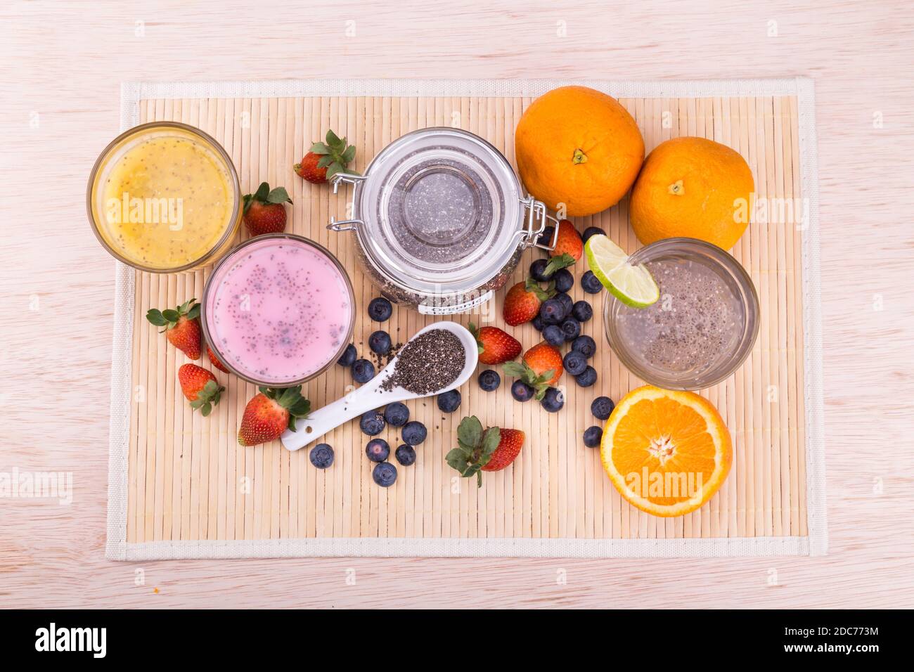 Semi di Chia con succo di frutta fresca, sano nutriente anti-ossidante superfood bevande Foto Stock