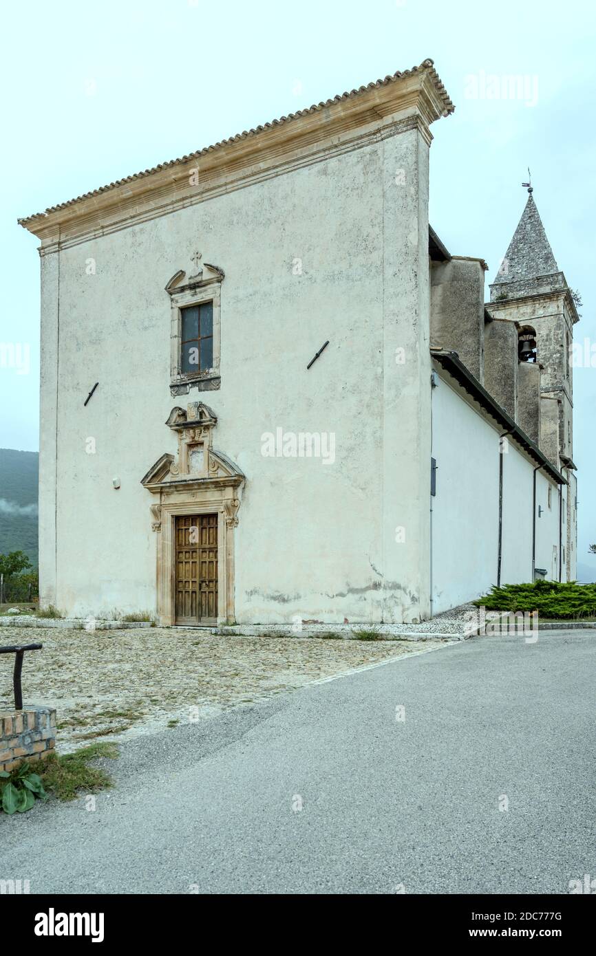 Storica chiesa rinascimentale di S.Michele Arcangelo, scattata in luce a Beffi, l'Aquila, Abruzzo, Italia Foto Stock