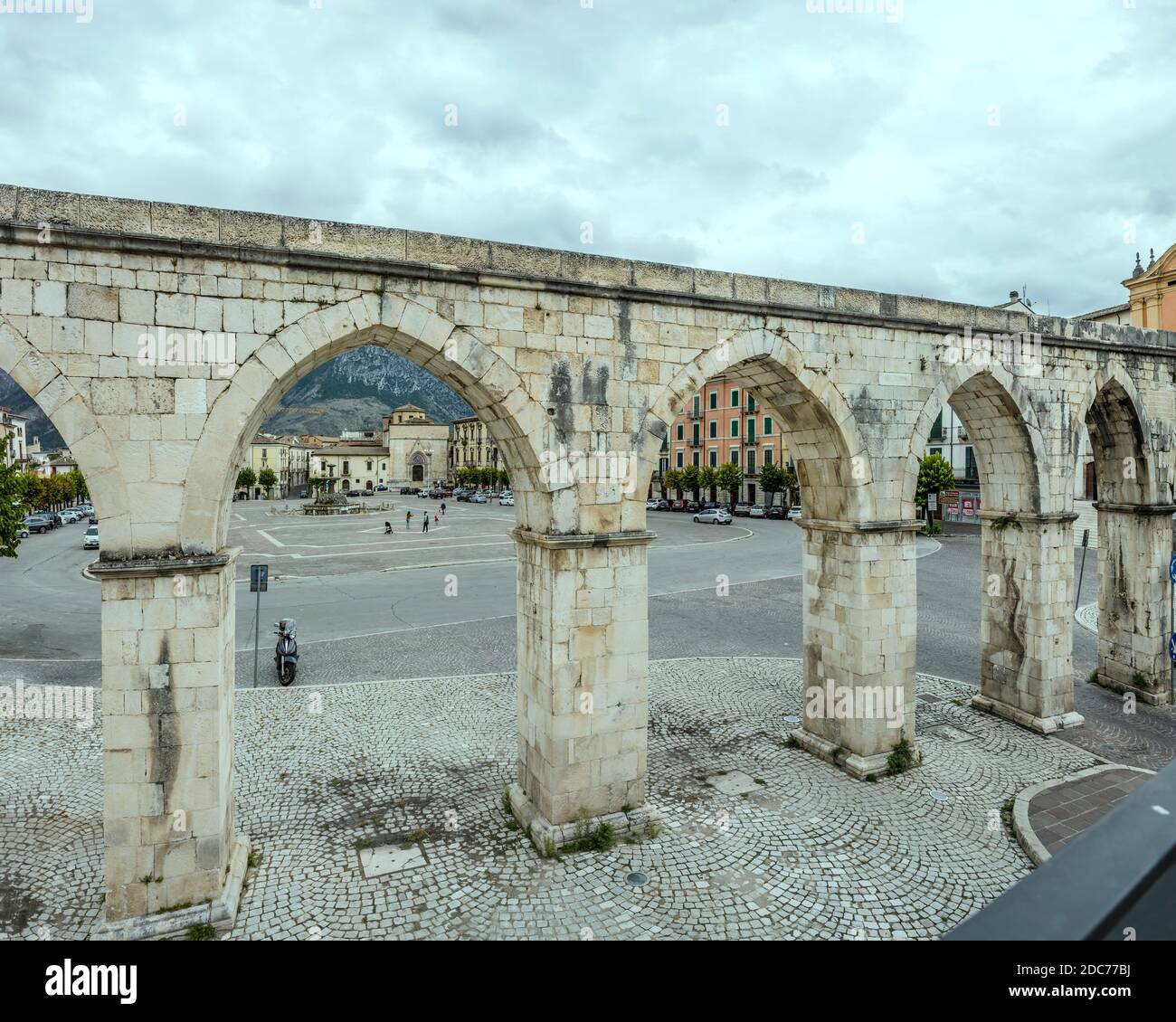 SULMONA, ITALIA - settembre 27 2020: Paesaggio urbano con monumentale arcata di acquedotto medievale svevo nella città storica, girato in luce nuvolosa e luminosa Foto Stock