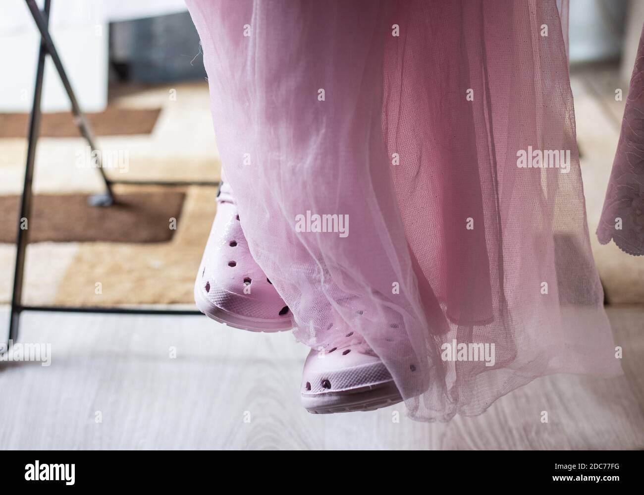 Primo piano di piedi di bambina sotto il tavolo, vestito in un vestito  principessa Foto stock - Alamy