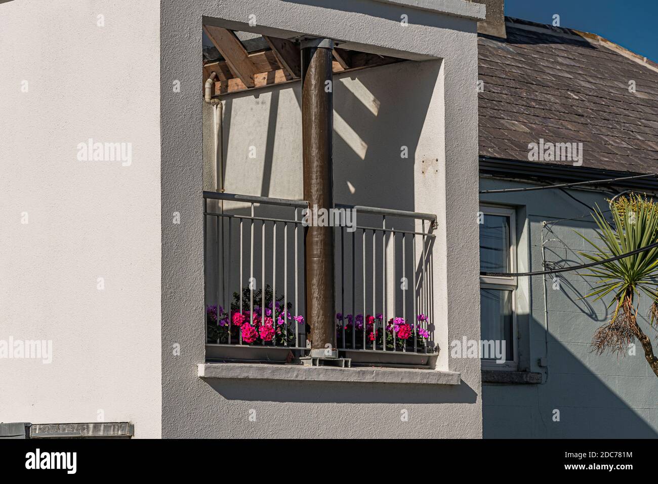 Balcone colorato. Graystones, co. Wicklow. Foto Stock