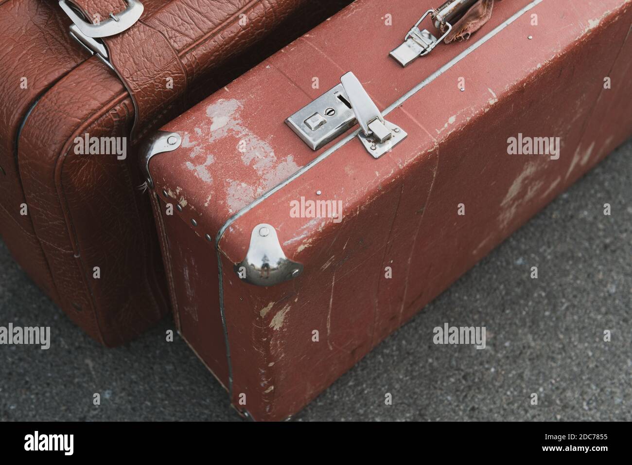 Valigia da viaggio vintage marrone. Una vecchia borsa per bagagli indossata sulla strada. Restauro necessario. Foto Stock