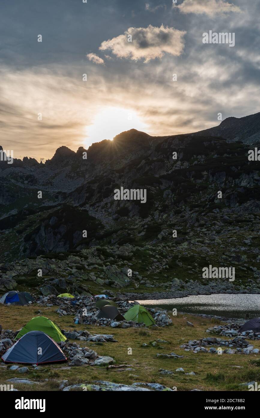 Splendido tramonto sopra le cime dall'area campeggio vicino al lago Bucura Nelle montagne di Retezat in Romania Foto Stock