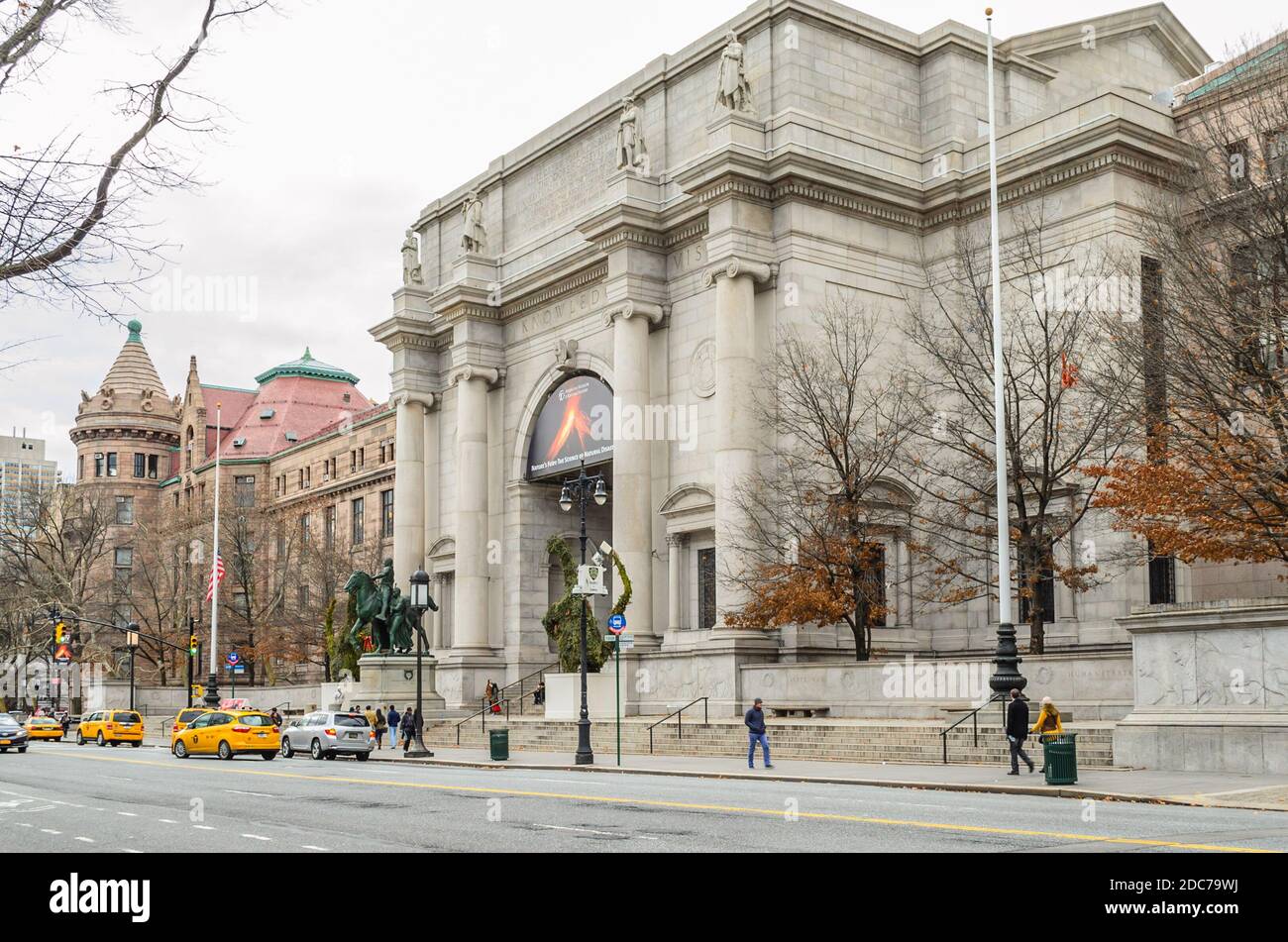 Facciata e ingresso del Museo Americano di Storia Naturale a Manhattan. Un taxi giallo in attesa di passare fuori dall'edificio. New York City, Stati Uniti Foto Stock