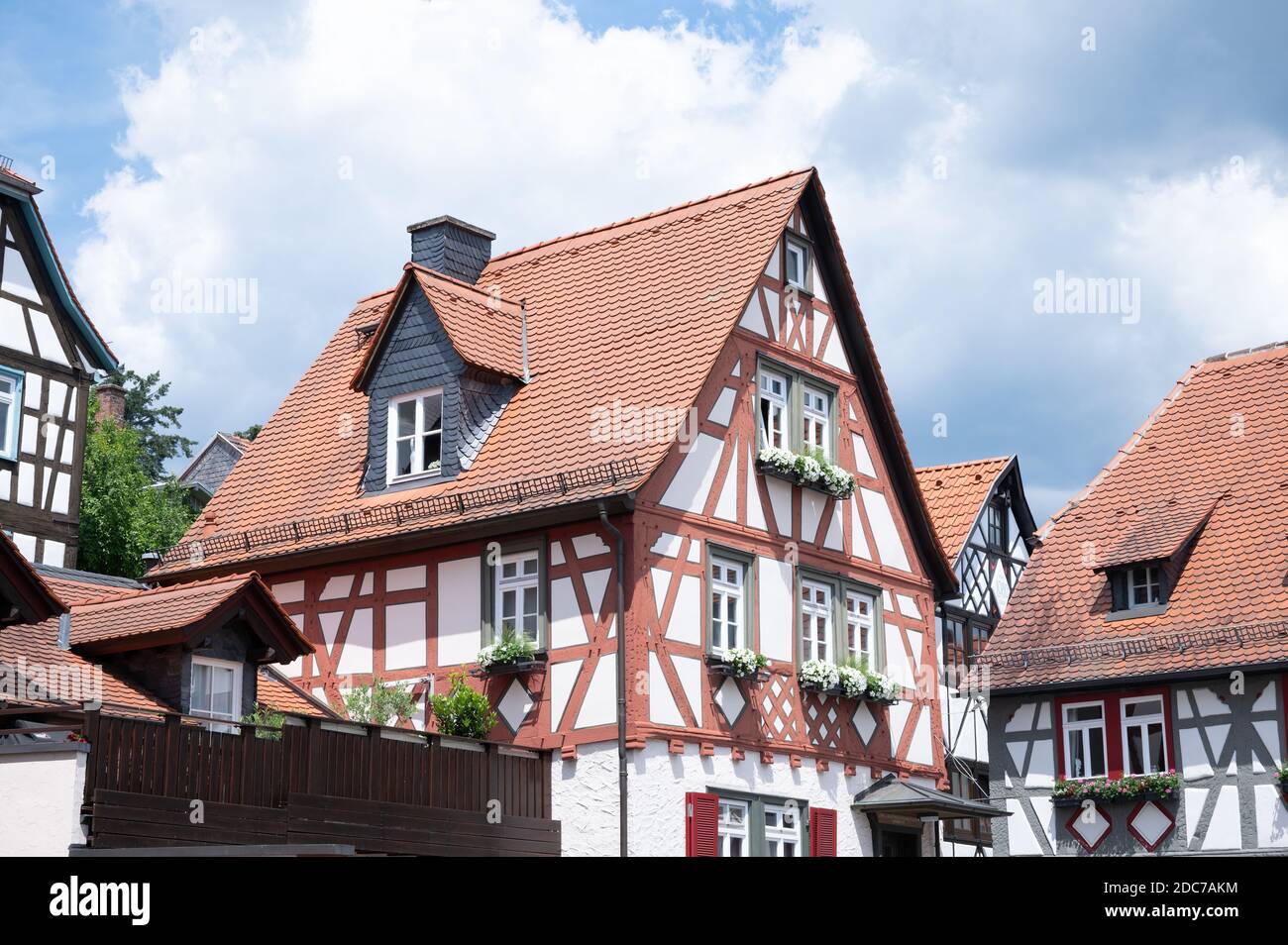 piccola casa in legno in germania con fiori su tutte le finestre Foto Stock