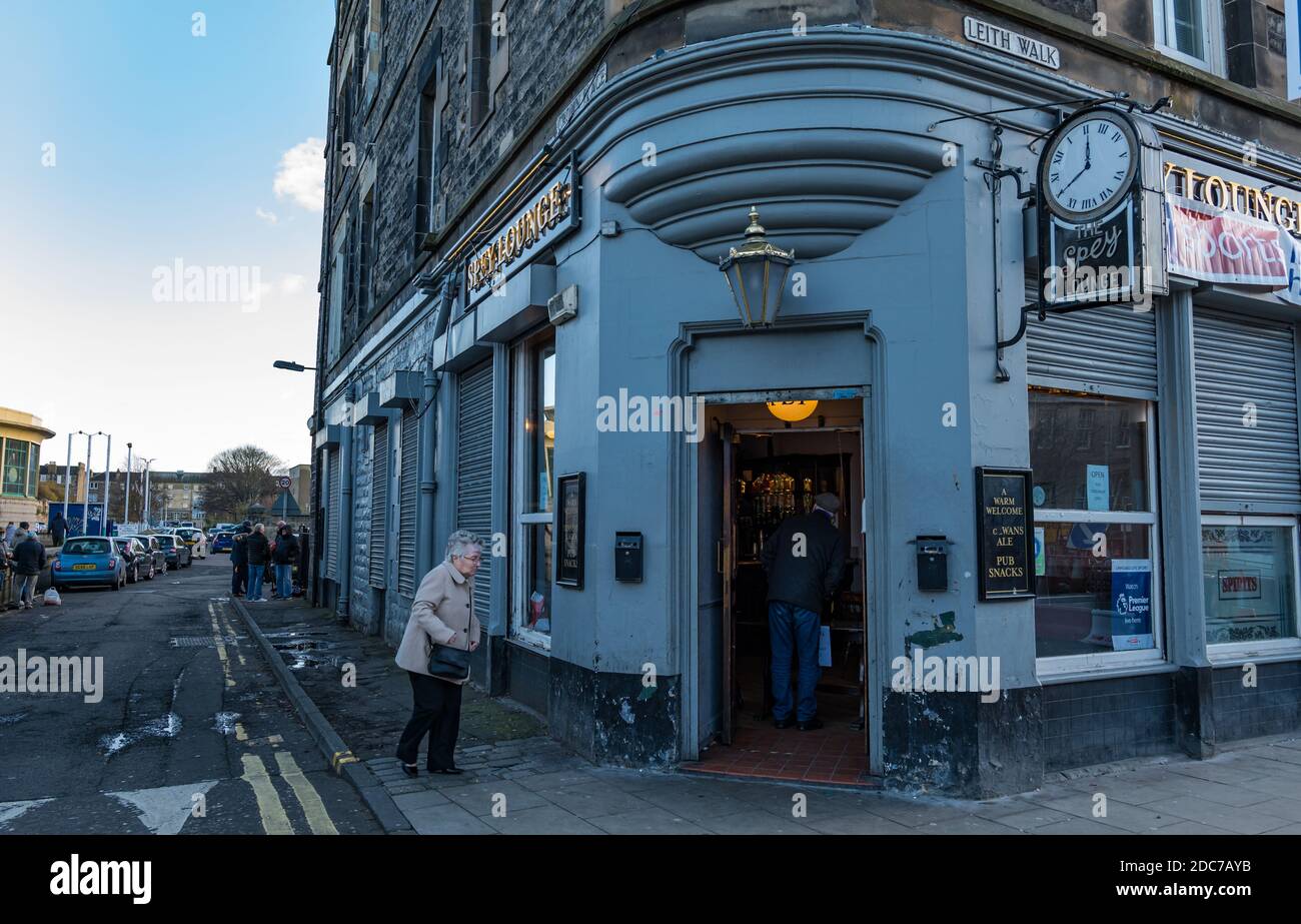 Leith, Edimburgo, Scozia, Regno Unito, 19 novembre 2020. Vita Covid-19: Alcuni pub sono chiusi mentre altri servono birra e bevande da asporto. La Spey Lounge sulla Leith Walk serve pinte di birra da asporto solo durante le attuali restrizioni pandemiche di livello 3 Foto Stock