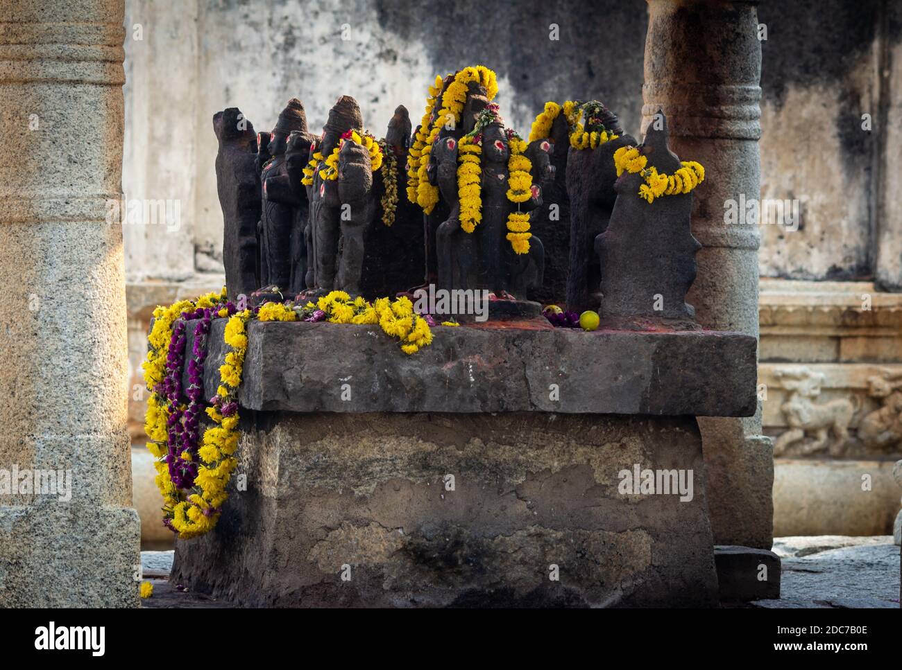 Vista di Navagrahas (nove corpi celesti e divinità) in un tempio, Avani, Karnataka, India Foto Stock