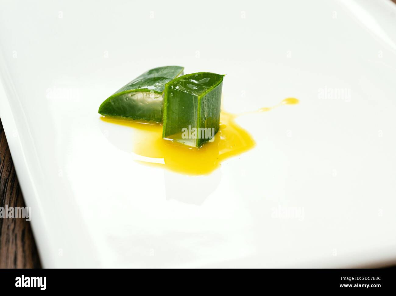 I pezzi di aloe vera giacciono in una secrezione gialla irritante che la pianta secerne quando una foglia è tagliata fuori. Foto Stock