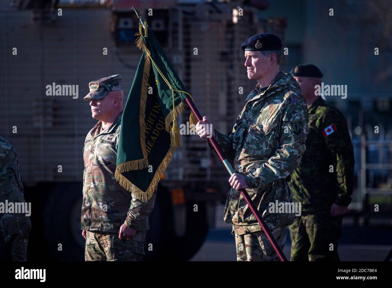 Il Comandante Lt Gen Sir Edward Smyth-Osbourne, del corpo di reazione rapida alleato (AARC) tiene il guidon del corpo di combattimento di guerra (WFCHQ) insieme a Lt Gen Roger Cloutier, il comando di terra alleato della NATO, durante la cerimonia di valutazione di preparazione del combattimento (CREVAL), Convalidare il corpo di reazione rapida alleato (AARC) per il loro ruolo di preparazione NATO alla fine dell'esercizio LEALE LEDA 2020 a Duke of Gloucester Barracks, South Cerney, Gloucestershire. La cerimonia segna la certificazione del corpo di reazione rapida alleato del quartier generale come forza di preparazione graduata inaugurale (Land) GRF(L) WFCHQ. Foto Stock