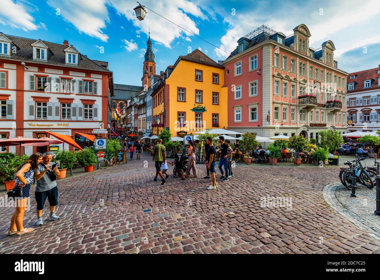 Heidelber, Germania - 6 luglio 2019: Mercato affollato di turisti e Municipio a Heidelberg in Germania. Heidelberg è una città del Baden-Wurttemberg Foto Stock