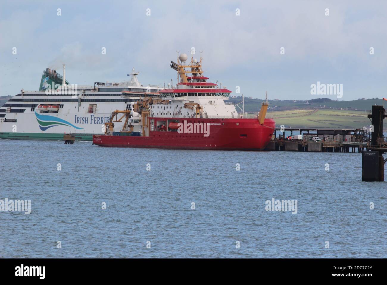 Mercoledì 18 novembre 2020.RRS la nave di ricerca Sir David Attendborough è ormentata a Holyhead durante una pausa nei suoi processi al largo della costa del Galles del Nord, La nave ha completato la sua prima serie di test tecnici e poco dopo l'arrivo sarà consegnato al Consiglio di ricerca per l'ambiente naturale e British Antartic Survey Credit : Mike Clarke / Alamy Live News Foto Stock