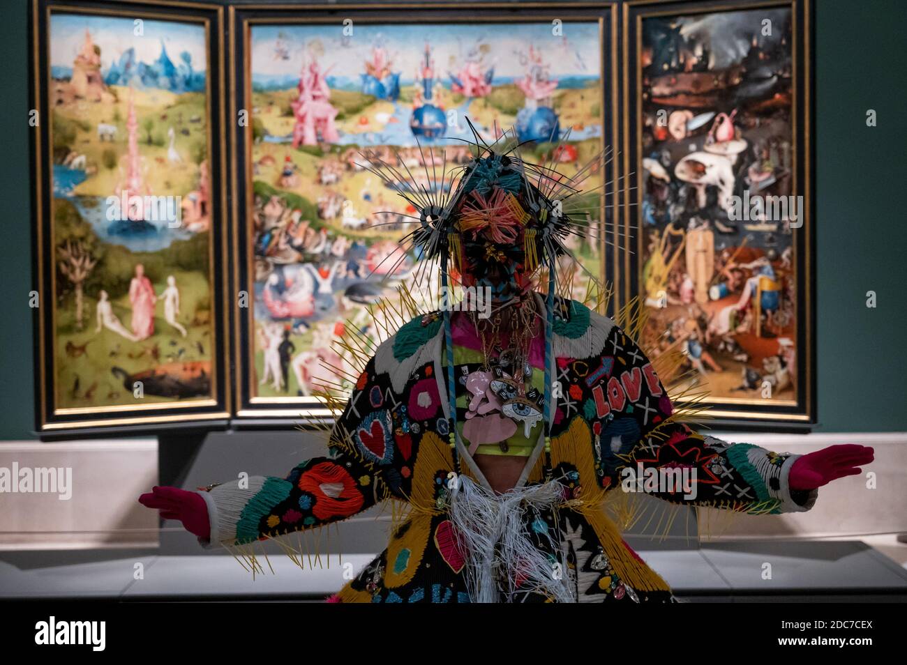 Madrid, Spagna. 19 Nov 2020. L'artista Blanca li balla in una sala con El Bosco (Hieronymus Bosch) che dipinge il Giardino delle delizie terrene, nell'ambito di una rappresentazione per il 201° anniversario del Museo del Prado. Credit: Marcos del Mazo/Alamy Live News Foto Stock