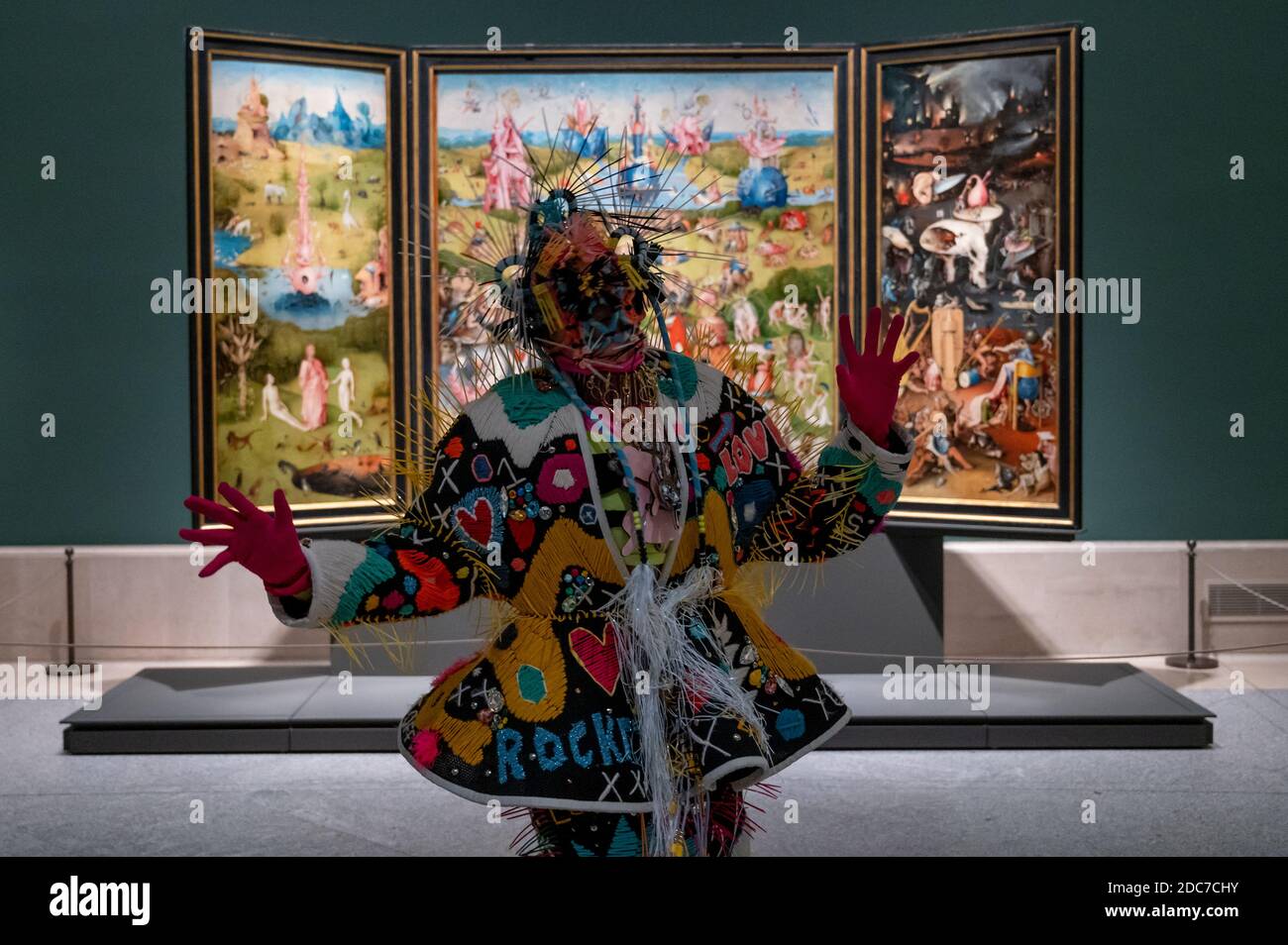 Madrid, Spagna. 19 Nov 2020. L'artista Blanca li balla in una sala con El Bosco (Hieronymus Bosch) che dipinge il Giardino delle delizie terrene, nell'ambito di una rappresentazione per il 201° anniversario del Museo del Prado. Credit: Marcos del Mazo/Alamy Live News Foto Stock