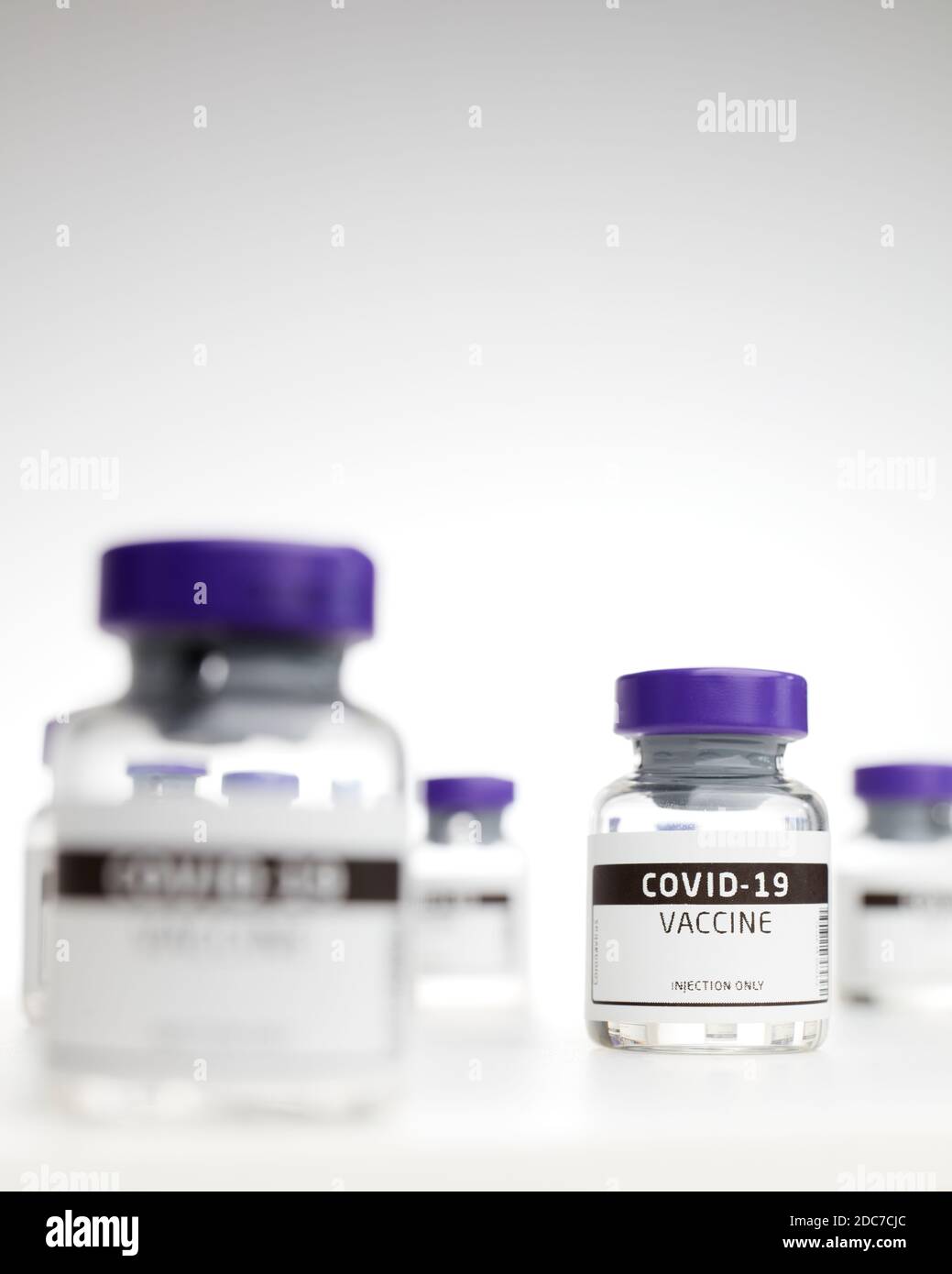 Closeup di fiale di vaccino per il trattamento delle covie-19 / coronavirus su sfondo bianco Foto Stock