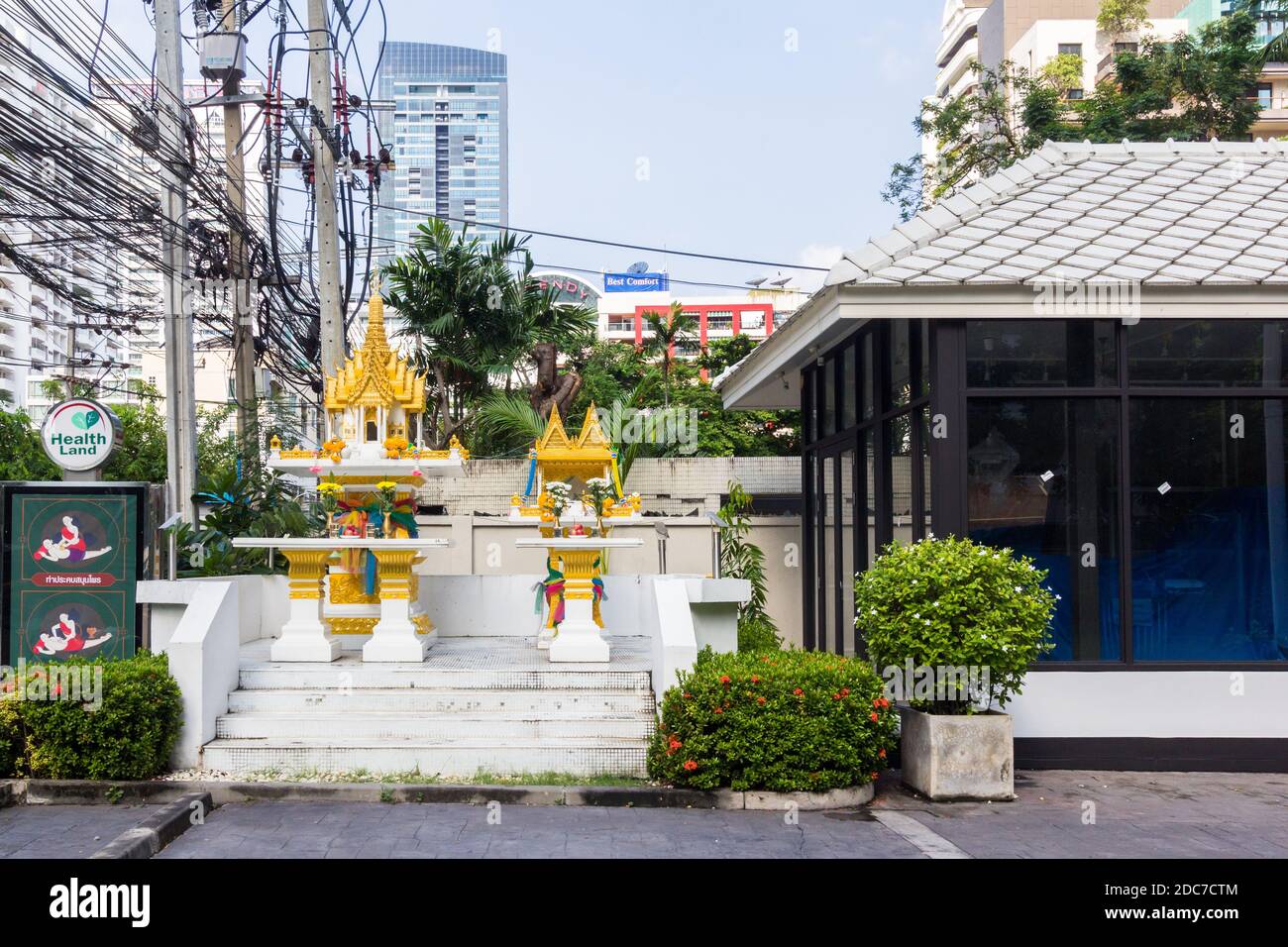 Una casa di spirito thailandese è una vista comune per le strade della Thailandia Foto Stock