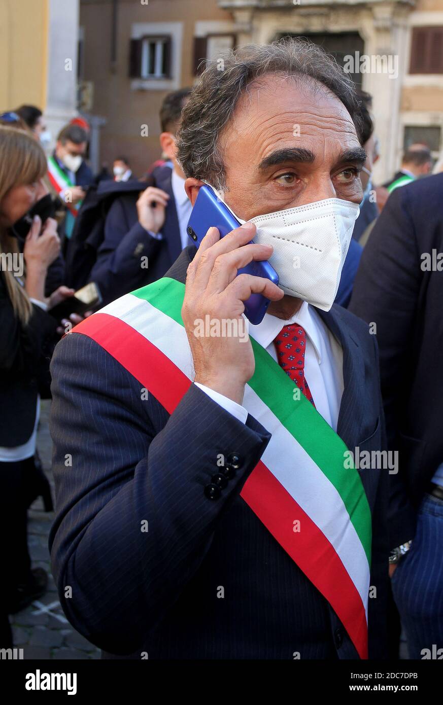 Roma, Italia. 19 Nov 2020. Roma, dimostrazione dei Sindaci calabresi per richiamare l'attenzione del Governo sulla situazione sanitaria in Calabria e per richiamare l'attenzione dell'esecutivo in relazione alla crisi sanitaria regionale, commissionata da oltre un decennio, e all'emergenza Covid 19. Nella foto: Sergio Abramo Sindaco Catanzaro Credit: Independent Photo Agency/Alamy Live News Foto Stock