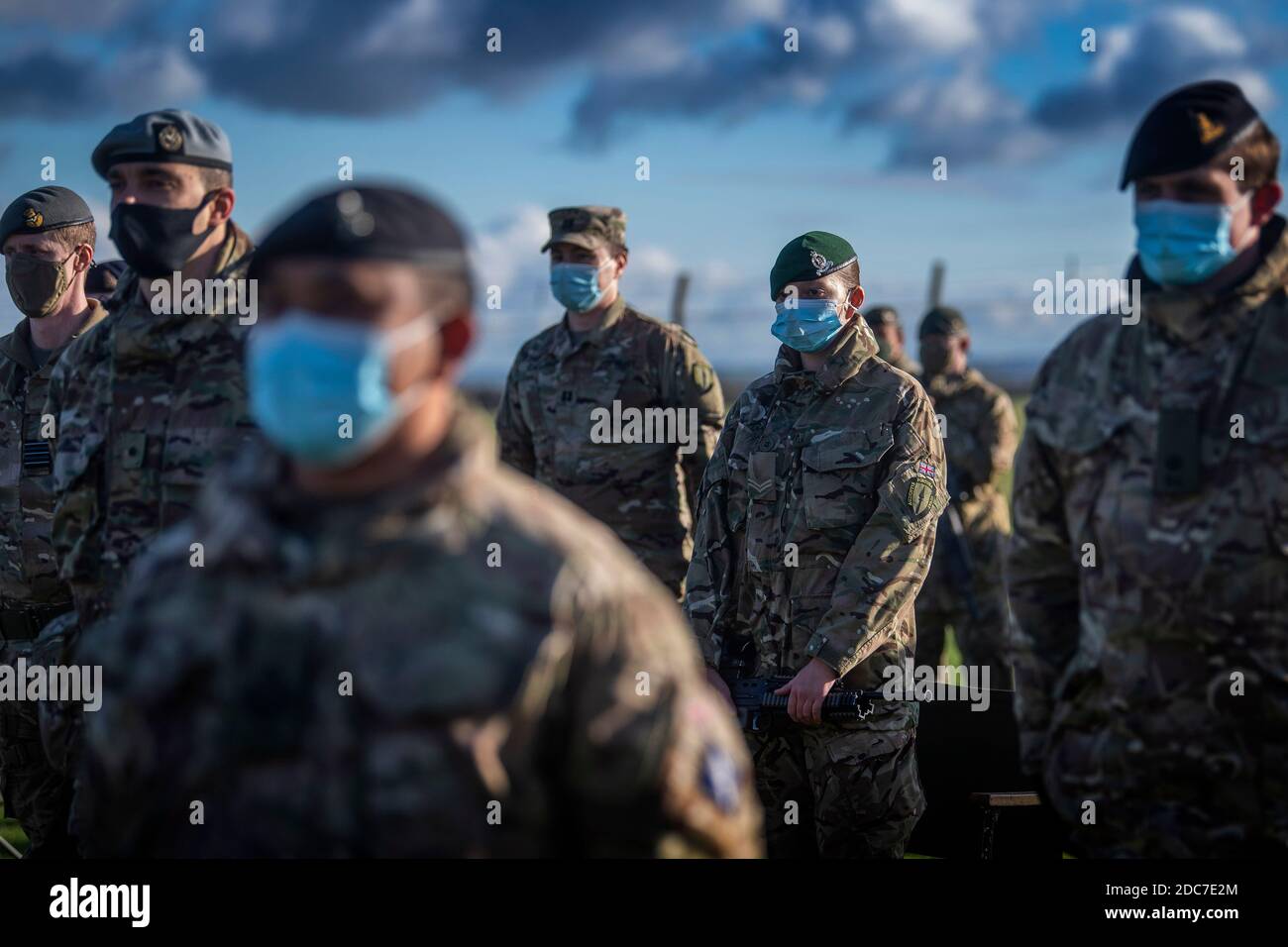 Personale militare di ventuno nazioni durante una cerimonia di valutazione della prontezza di combattimento (CREVAL), che convalida il corpo di reazione rapida alleato (AARC) per il loro ruolo di preparazione NATO alla fine dell'esercizio LEALE LEDA 2020 a Duke of Gloucester Barracks, South Cerney, Gloucestershire. La cerimonia segna la certificazione del corpo di reazione rapida alleato del quartier generale come forza di preparazione graduata inaugurale (Land) GRF(L) WFCHQ. Foto Stock