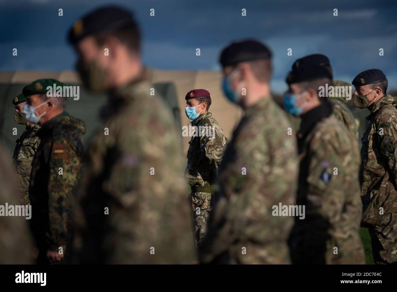 Personale militare di ventuno nazioni durante una cerimonia di valutazione della prontezza di combattimento (CREVAL), che convalida il corpo di reazione rapida alleato (AARC) per il loro ruolo di preparazione NATO alla fine dell'esercizio LEALE LEDA 2020 a Duke of Gloucester Barracks, South Cerney, Gloucestershire. La cerimonia segna la certificazione del corpo di reazione rapida alleato del quartier generale come forza di preparazione graduata inaugurale (Land) GRF(L) WFCHQ. Foto Stock