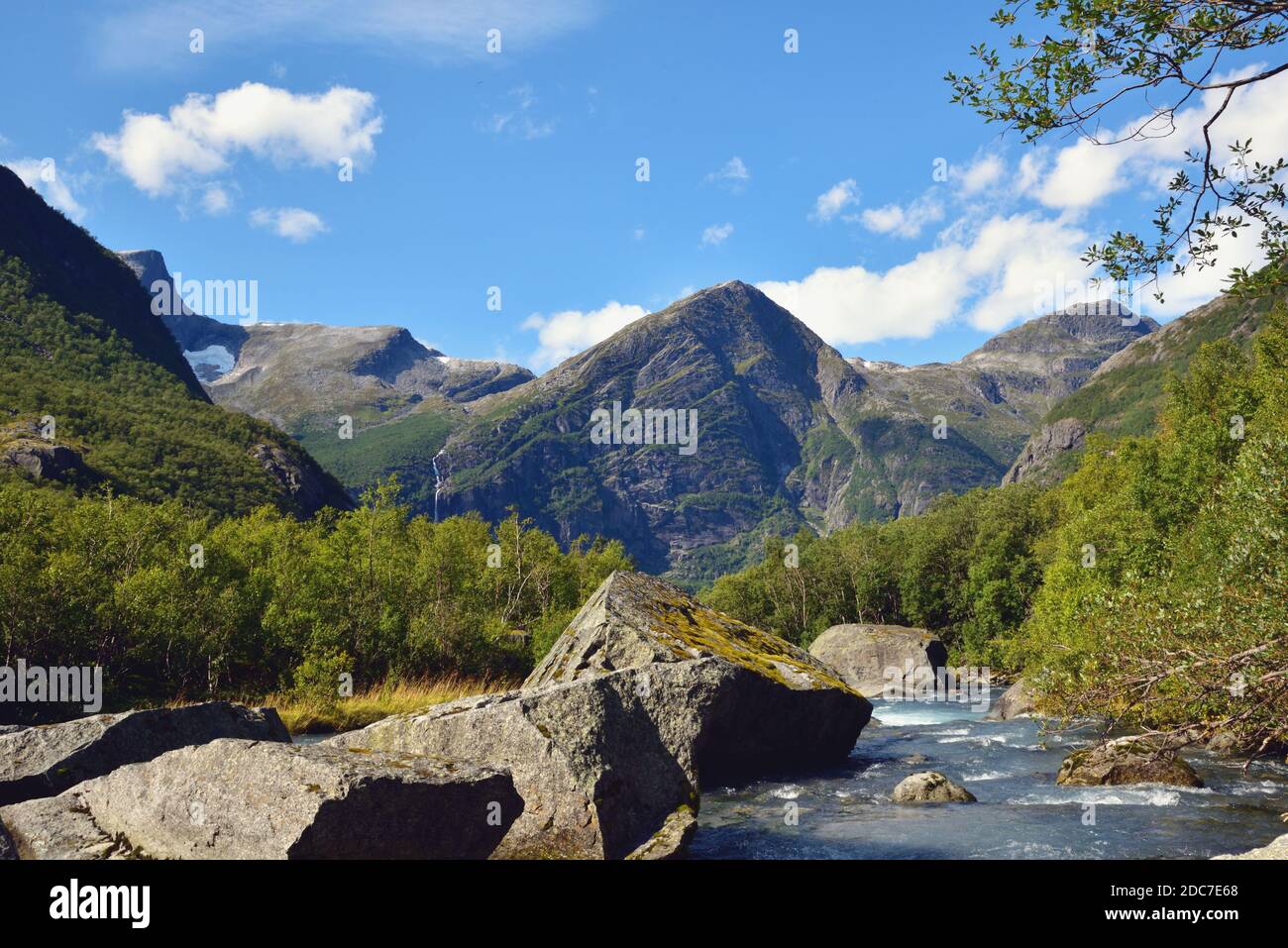 L'acqua di fusione del ghiacciaio Briksdal, che si è notevolmente abbassata negli ultimi anni, scorre lungo la valle per formare il fiume Briksdalselva Foto Stock