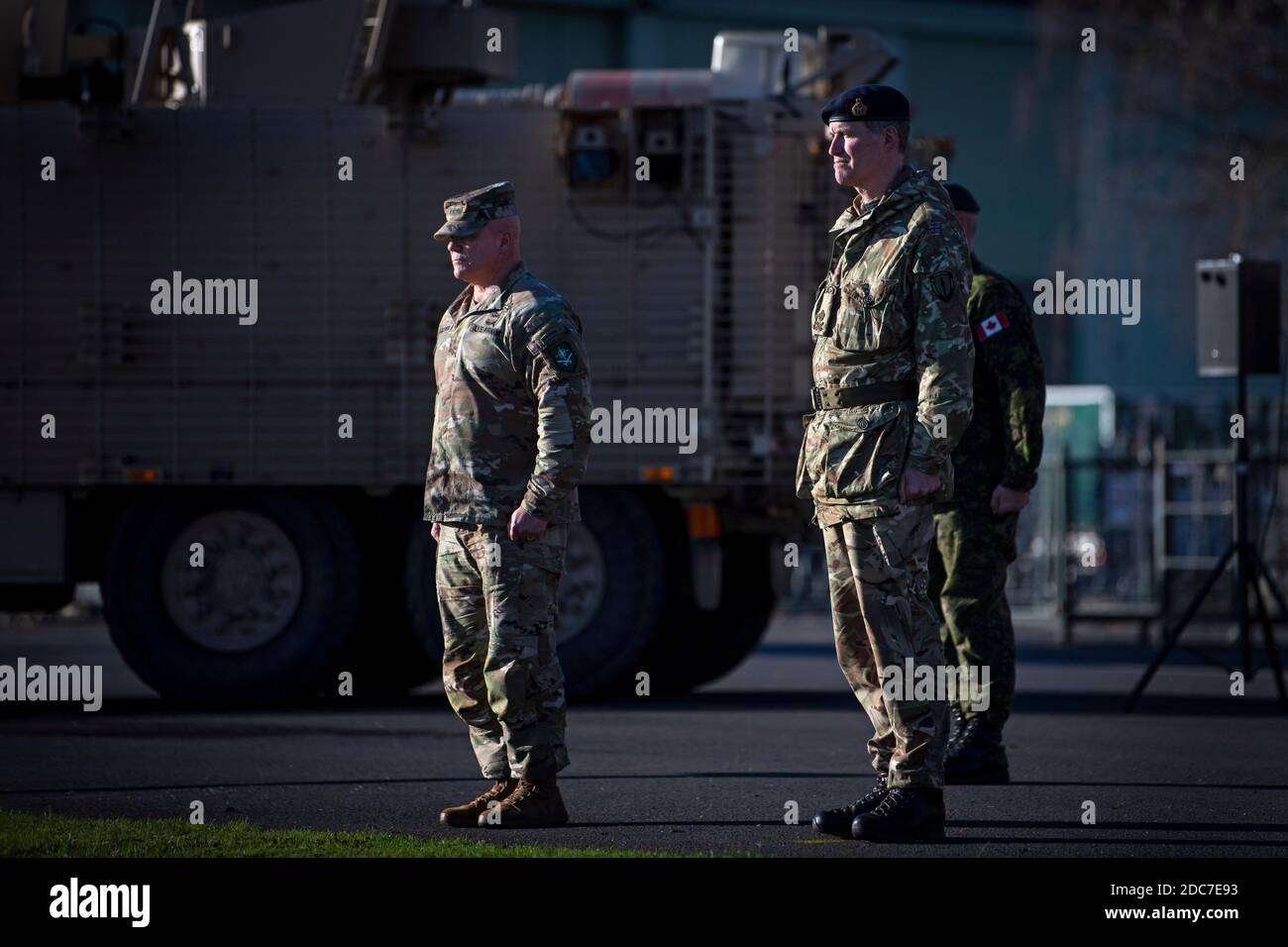 LT Gen Roger Cloutier, NATO Allied Land Command, (sinistra) e Commander Lt Gen Sir Edward Smyth-Osbourne, del corpo alleato di reazione rapida (AARC) (seconda sinistra), durante una cerimonia di valutazione della preparazione al combattimento (CREVAL), Convalidare il corpo di reazione rapida alleato (AARC) per il loro ruolo di preparazione NATO alla fine dell'esercizio LEALE LEDA 2020 a Duke of Gloucester Barracks, South Cerney, Gloucestershire. La cerimonia segna la certificazione del corpo di reazione rapida alleato del quartier generale come forza di preparazione graduata inaugurale (Land) GRF(L) WFCHQ. Foto Stock