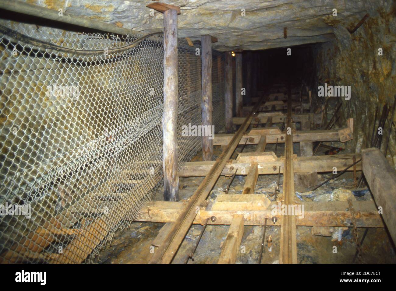 Pista su un piano inclinato sotterraneo per spostare materiali pesanti, il Museo della miniera d'oro, Johannesburg, Sud Africa 1981 Foto Stock