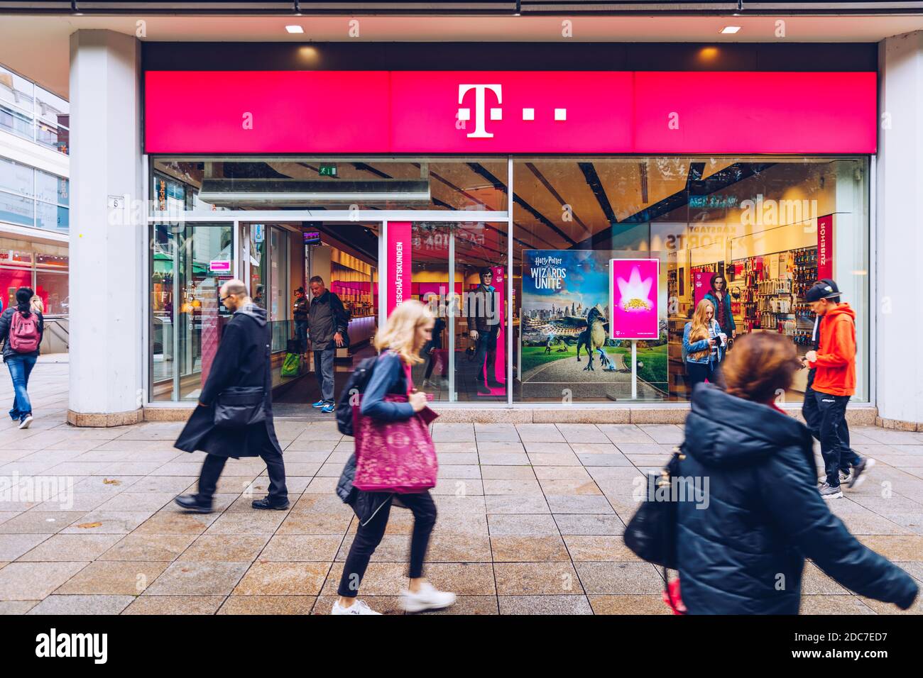 Stoccarda, Germania - 19 ottobre 2019: Negozio T-Mobile con persone. T-Mobile è il marchio utilizzato dalle filiali di comunicazioni mobili di GE Foto Stock