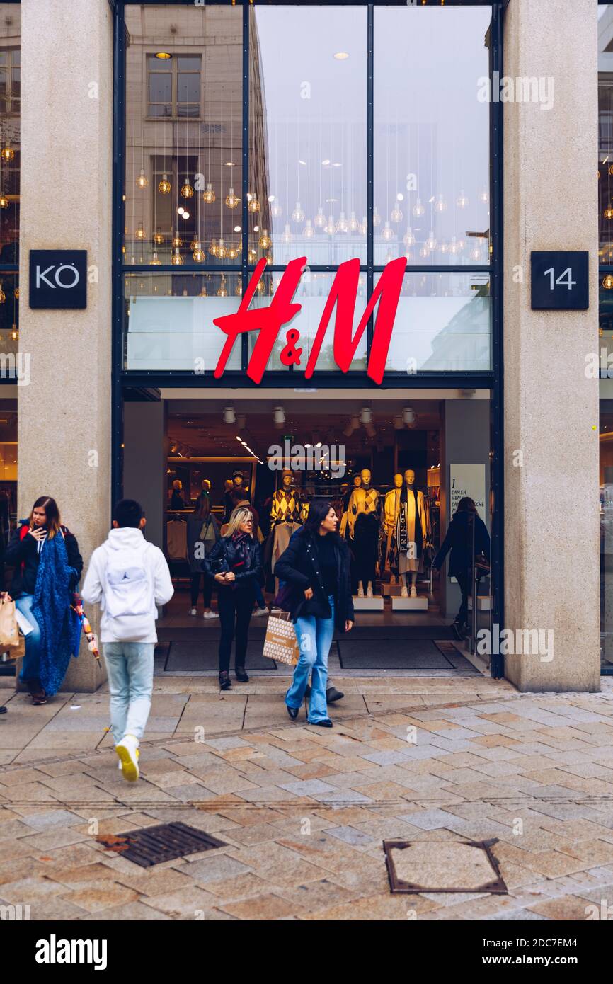 Stoccarda, Germania - 19 ottobre 2019: Davanti al negozio H&M nel centro di Stoccarda. H&M è una multinazionale svedese di abbigliamento-vendita al dettaglio Foto Stock