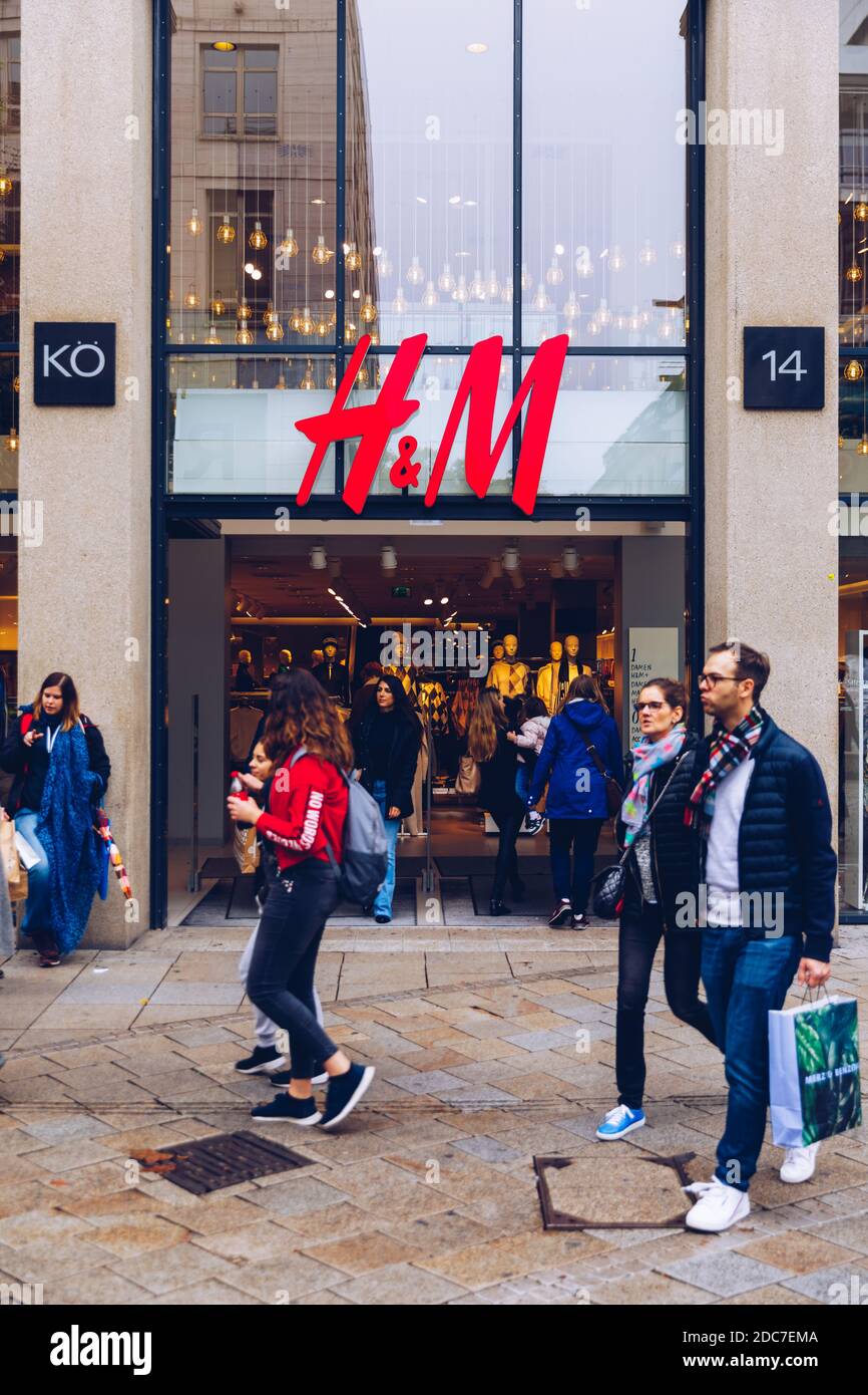 Stoccarda, Germania - 19 ottobre 2019: Davanti al negozio H&M nel centro di Stoccarda. H&M è una multinazionale svedese di abbigliamento-vendita al dettaglio Foto Stock