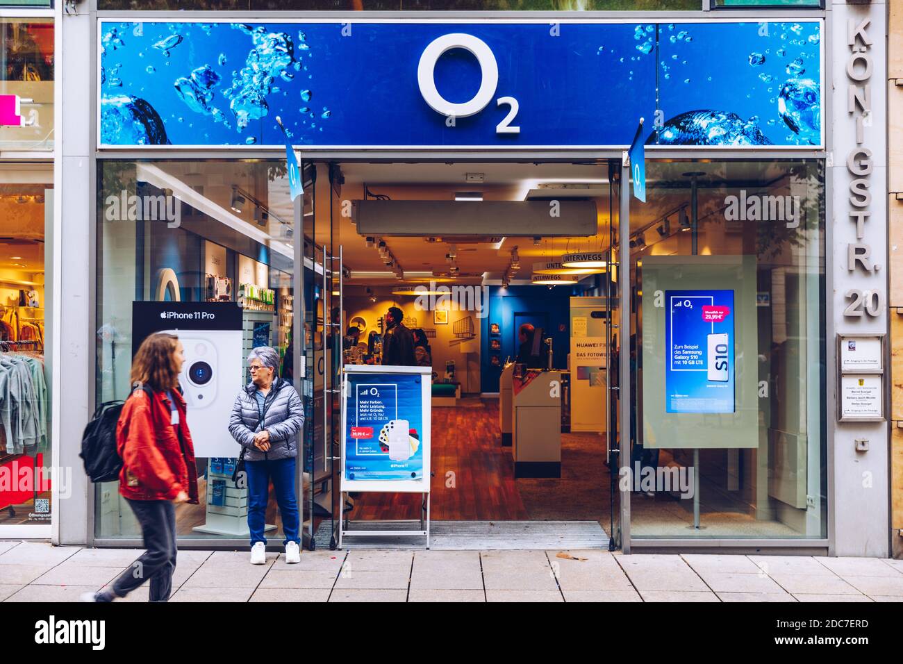 Stoccarda, Germania - 19 ottobre 2019: O2 shop. O2 è una società europea di telecomunicazioni, specializzata nella telefonia mobile di proprietà di telefonica Foto Stock