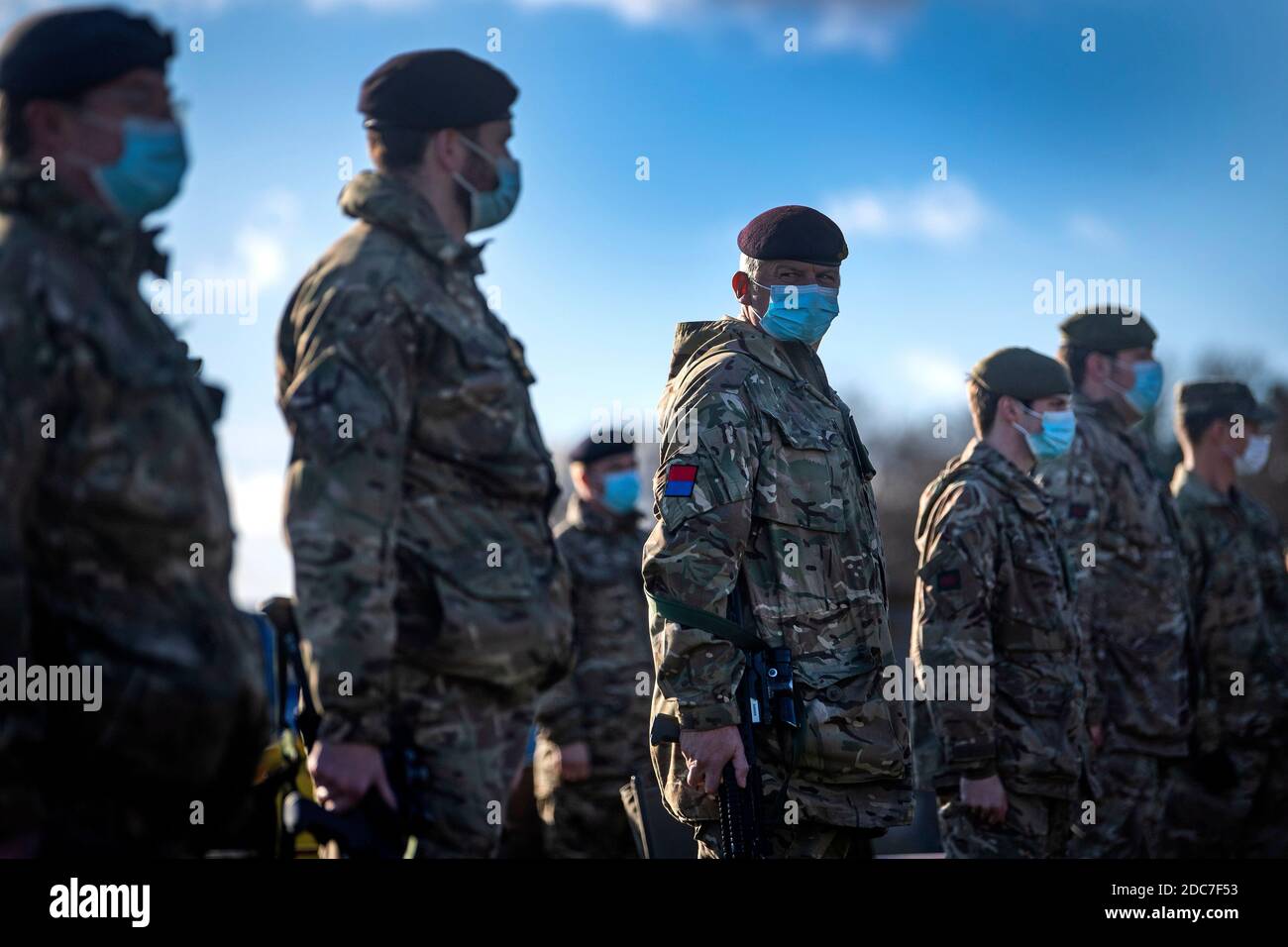 Personale militare di ventuno nazioni durante una cerimonia di valutazione della prontezza di combattimento (CREVAL), che convalida il corpo di reazione rapida alleato (AARC) per il loro ruolo di preparazione NATO alla fine dell'esercizio LEALE LEDA 2020 a Duke of Gloucester Barracks, South Cerney, Gloucestershire. La cerimonia segna la certificazione del corpo di reazione rapida alleato del quartier generale come forza di preparazione graduata inaugurale (Land) GRF(L) WFCHQ. Foto Stock